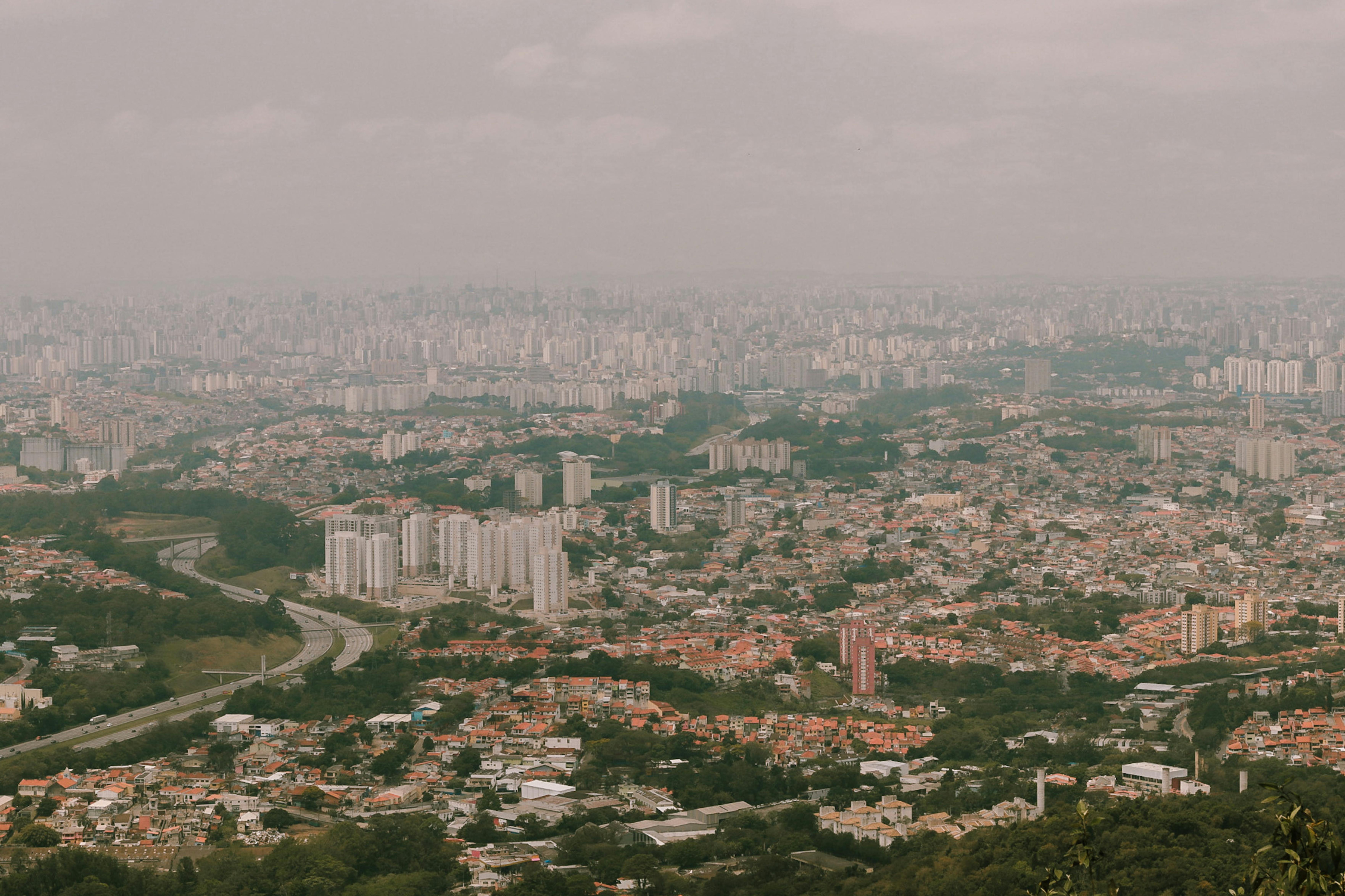 Ücretsiz Brezilya'nın São Paulo şehrinin geniş bir kuşbakışı görüntüsü, şehrin yaygın kentsel manzarasını ve mimarisini sergiliyor. Stok Fotoğraflar