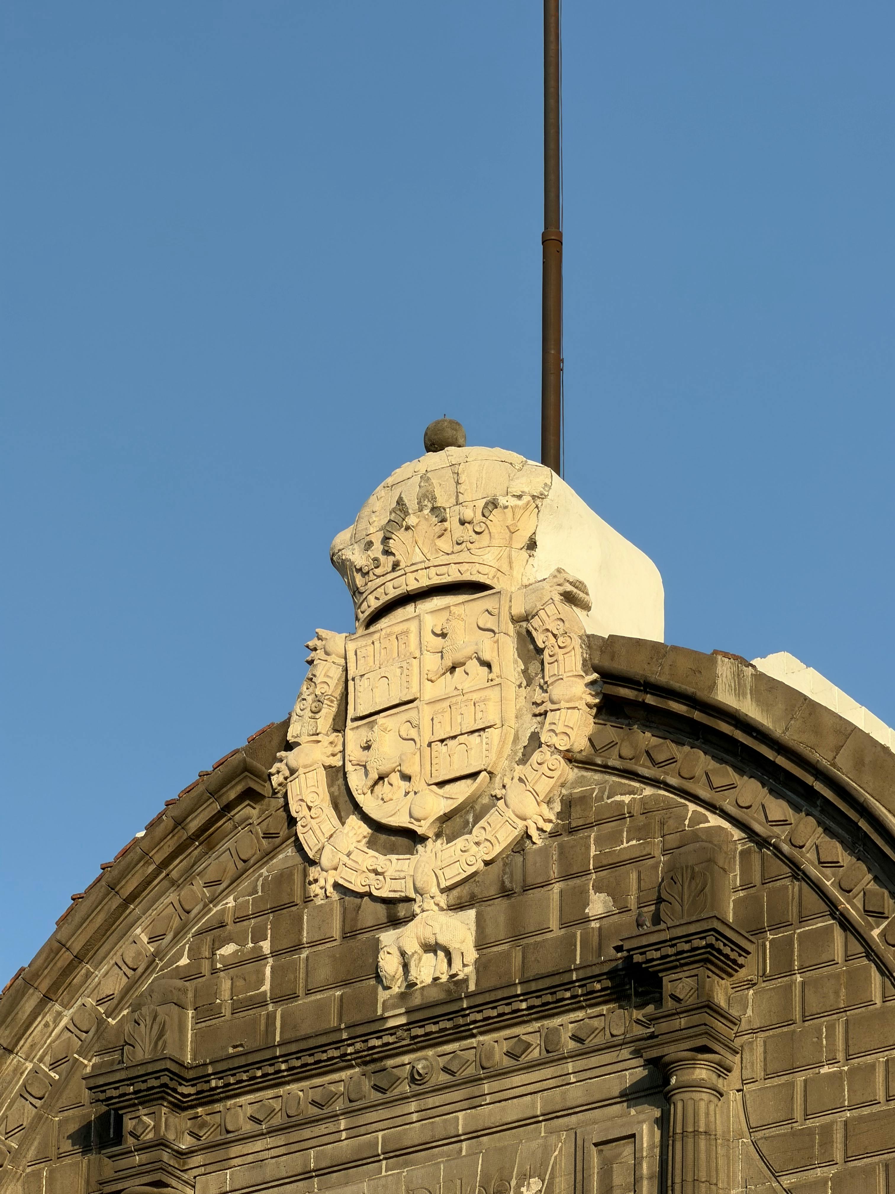 Kostenlos Nahaufnahme eines historischen Emblems an einem Gebäude in Puebla, Mexiko, unter klarem blauen Himmel. Stock-Foto
