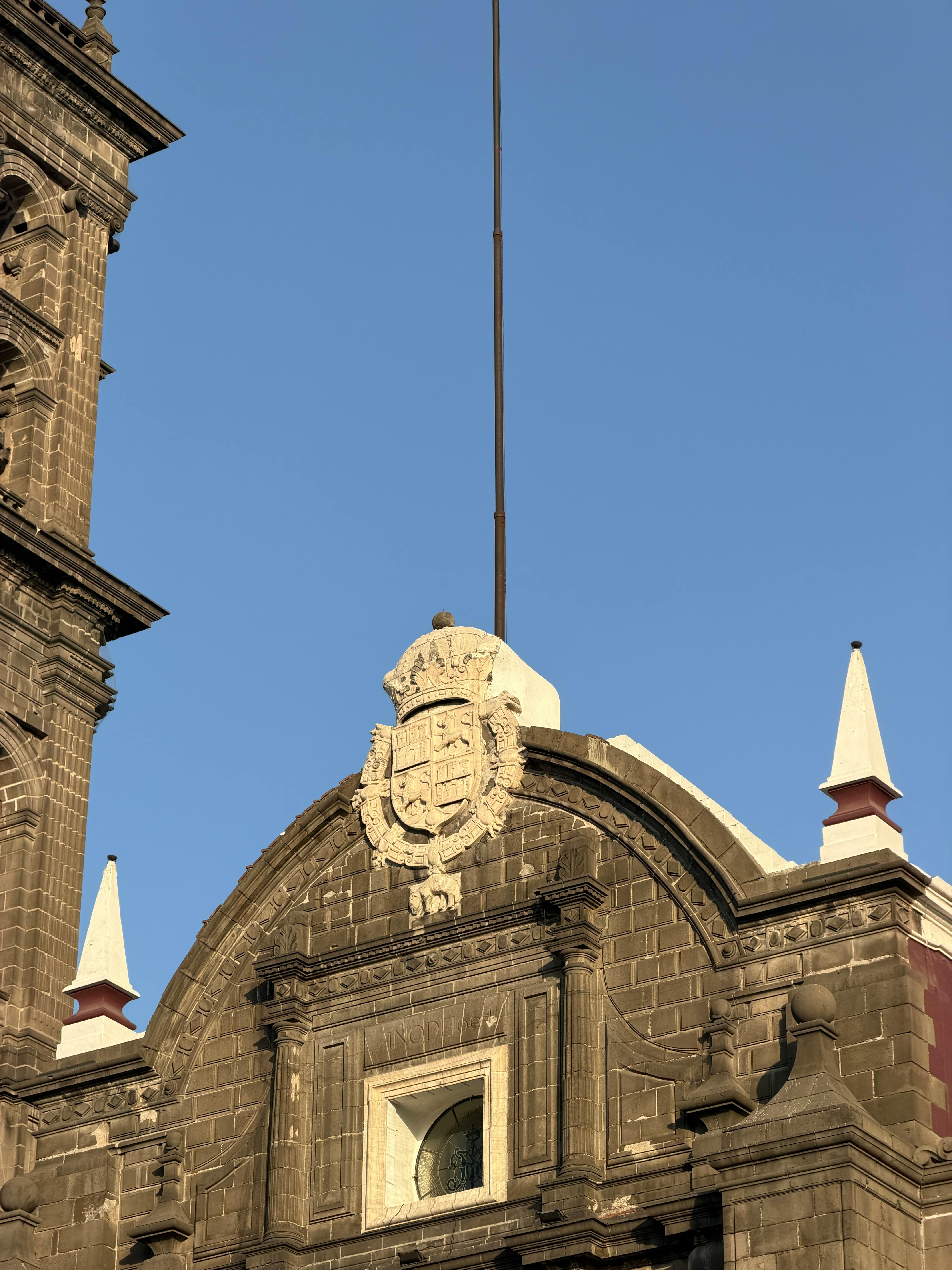 Kostnadsfria Detaljerad vy över Pueblakatedralens fasad, som visar upp dess rika arkitektoniska element under en klarblå himmel. Stock foto