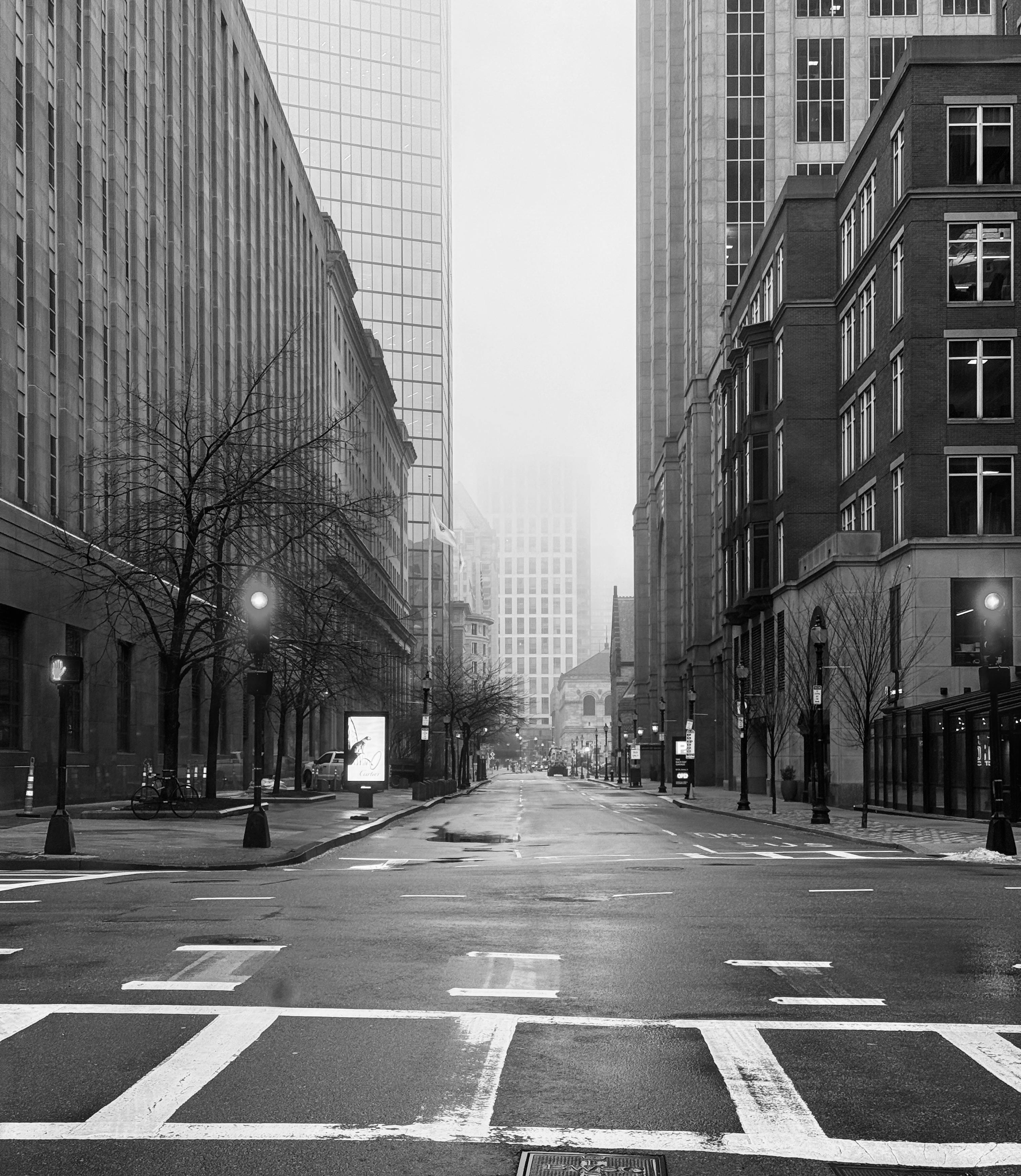 bezplatná Klidné, mlhavé ráno na prázdné ulici v centru Bostonu, prezentující městskou architekturu. Základová fotografie