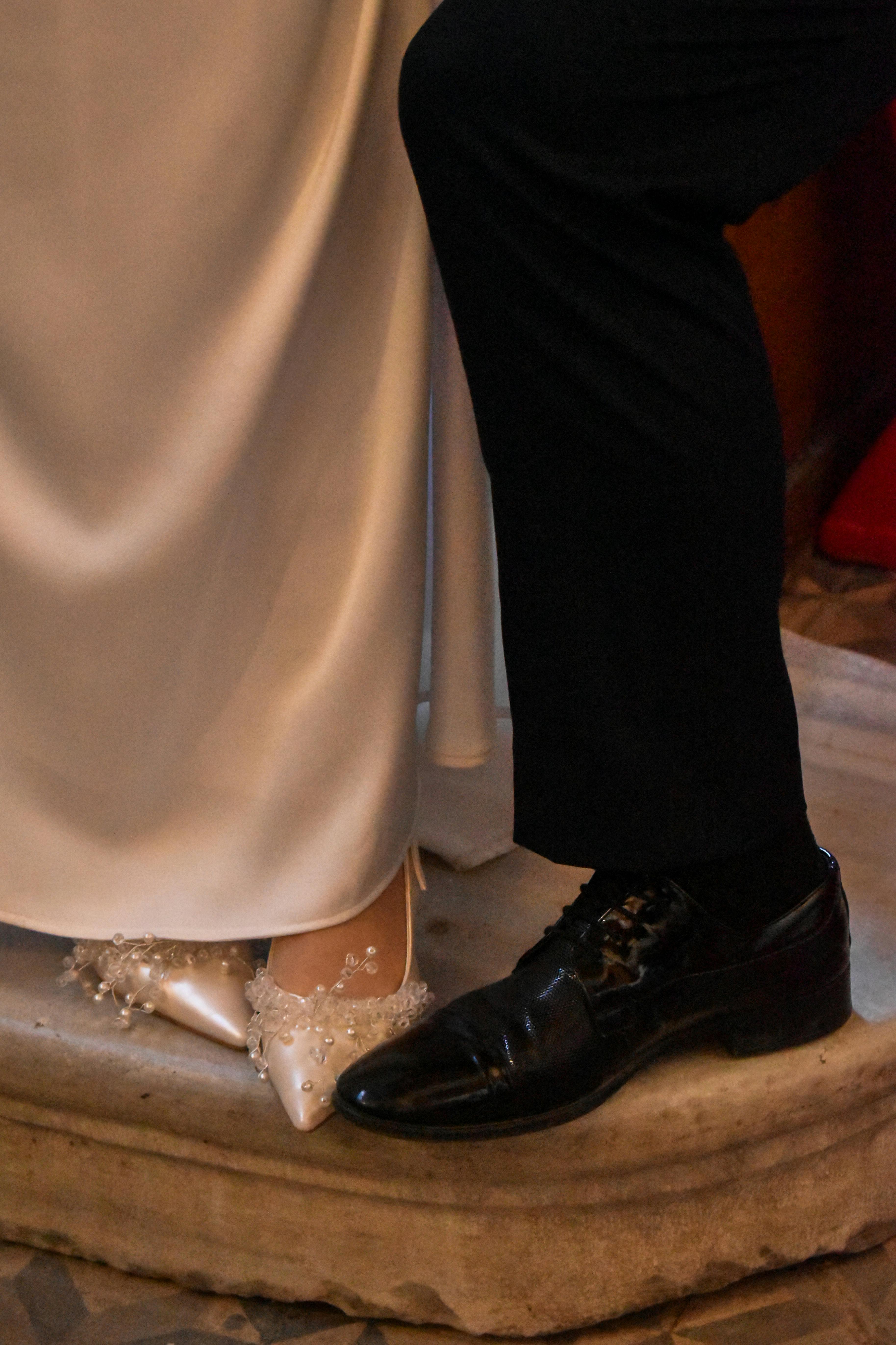 Безкоштовне Крупний план взуття нареченої та нареченого в особливий день в Едірне, Туреччина. стокове фото