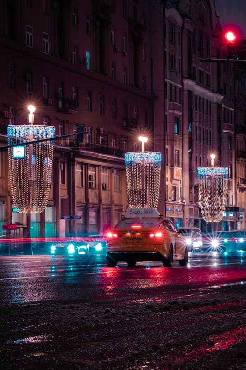 Auto's Op De Weg Tijdens De Nacht