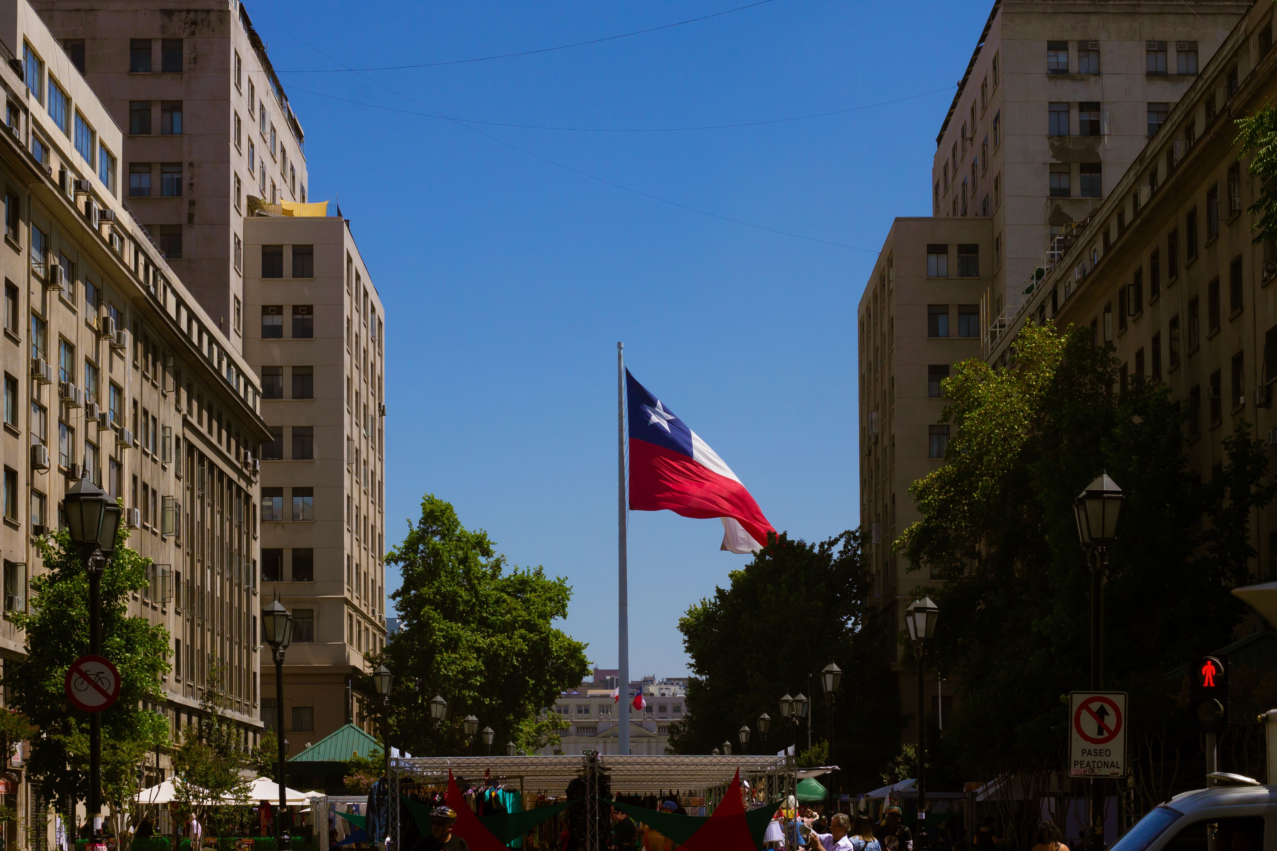Santiago Chile 2026 — Wise no Chile para pagar em pesos com taxa real de câmbio Santiago do Chile com Cordilheira dos Andes ao fundo e skyline moderno — como usar Wise no Chile para pagar em pesos sem taxa abusiva em 2026