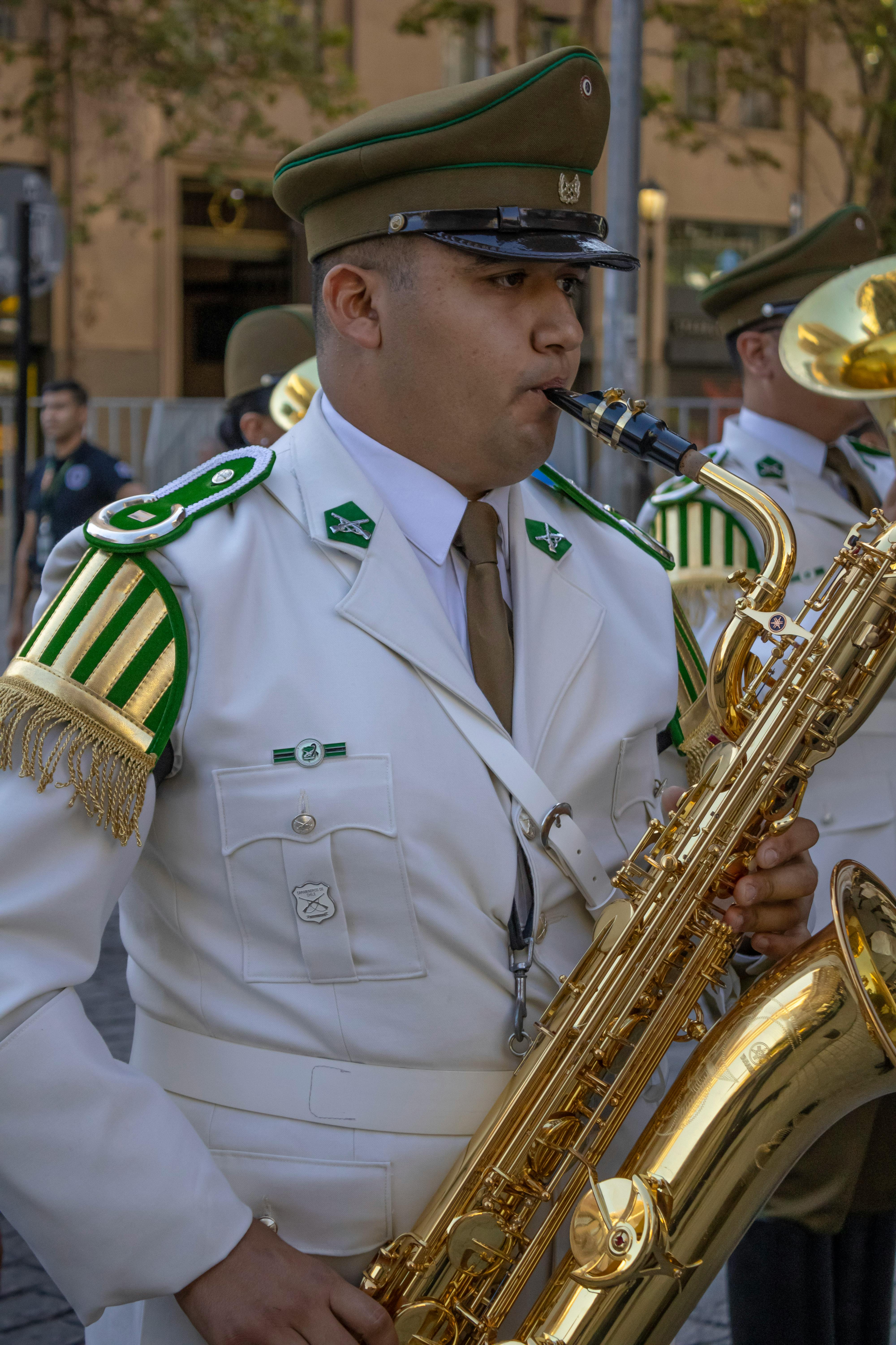Gratis Un agente di polizia cileno in uniforme suona il sassofono durante una cerimonia a Santiago. Foto a disposizione