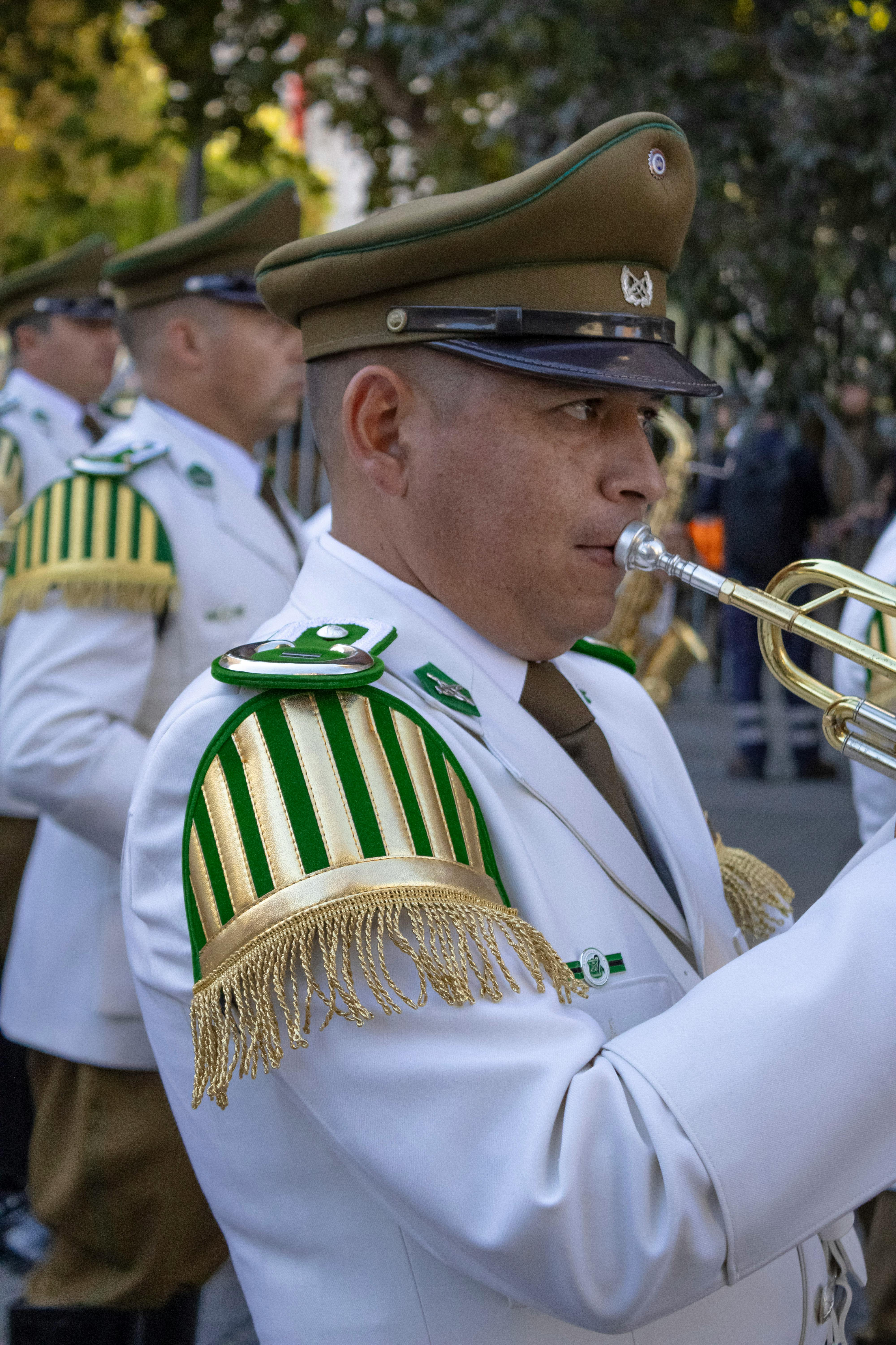 Gratis Una banda musicale in uniforme si esibisce durante una parata militare a Santiago del Cile. Foto a disposizione
