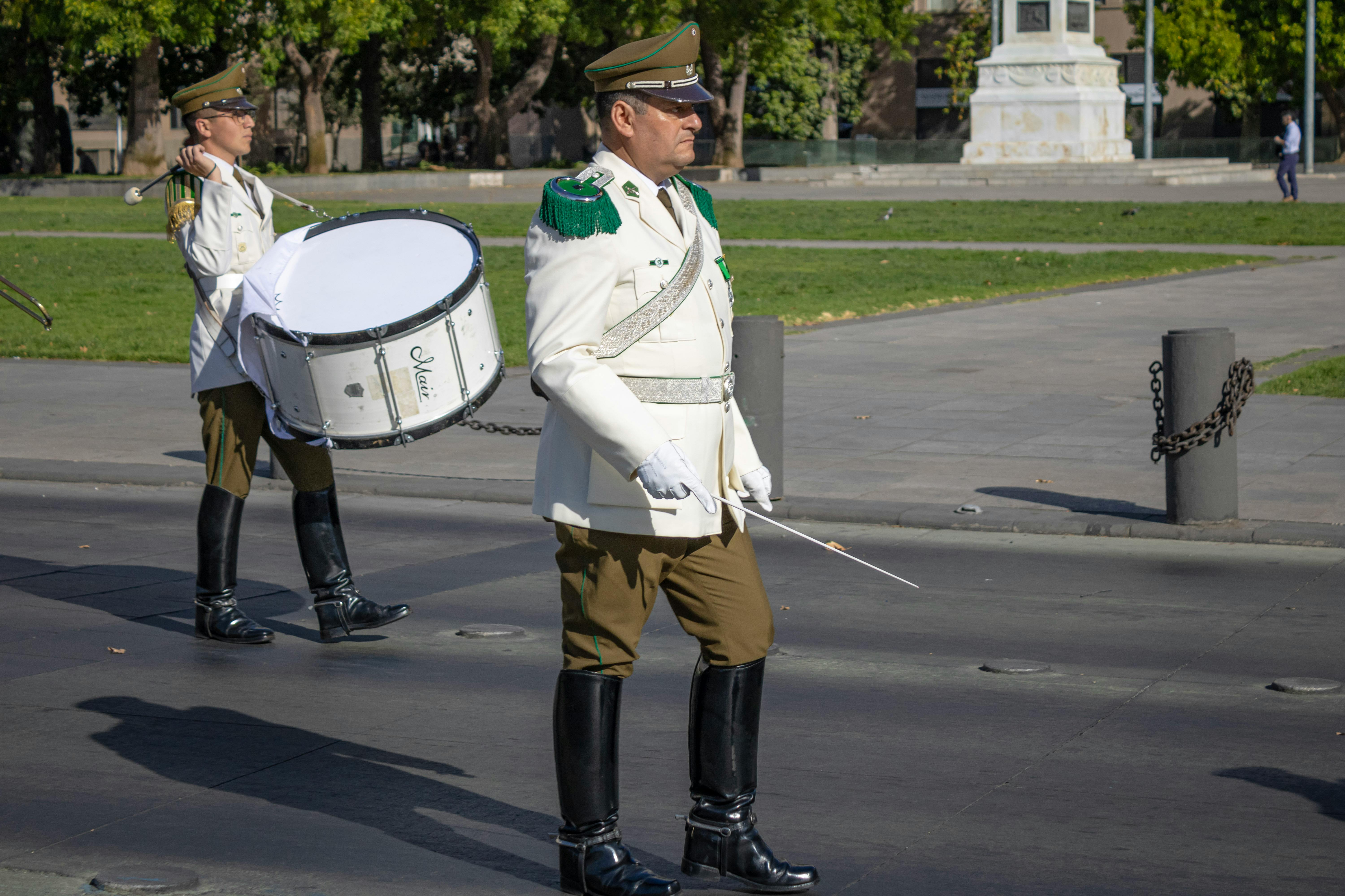 Gratuit Fanfară militară mărșăluind într-o ceremonie într-un parc din Santiago, Chile, în timpul zilei. Fotografie de stoc