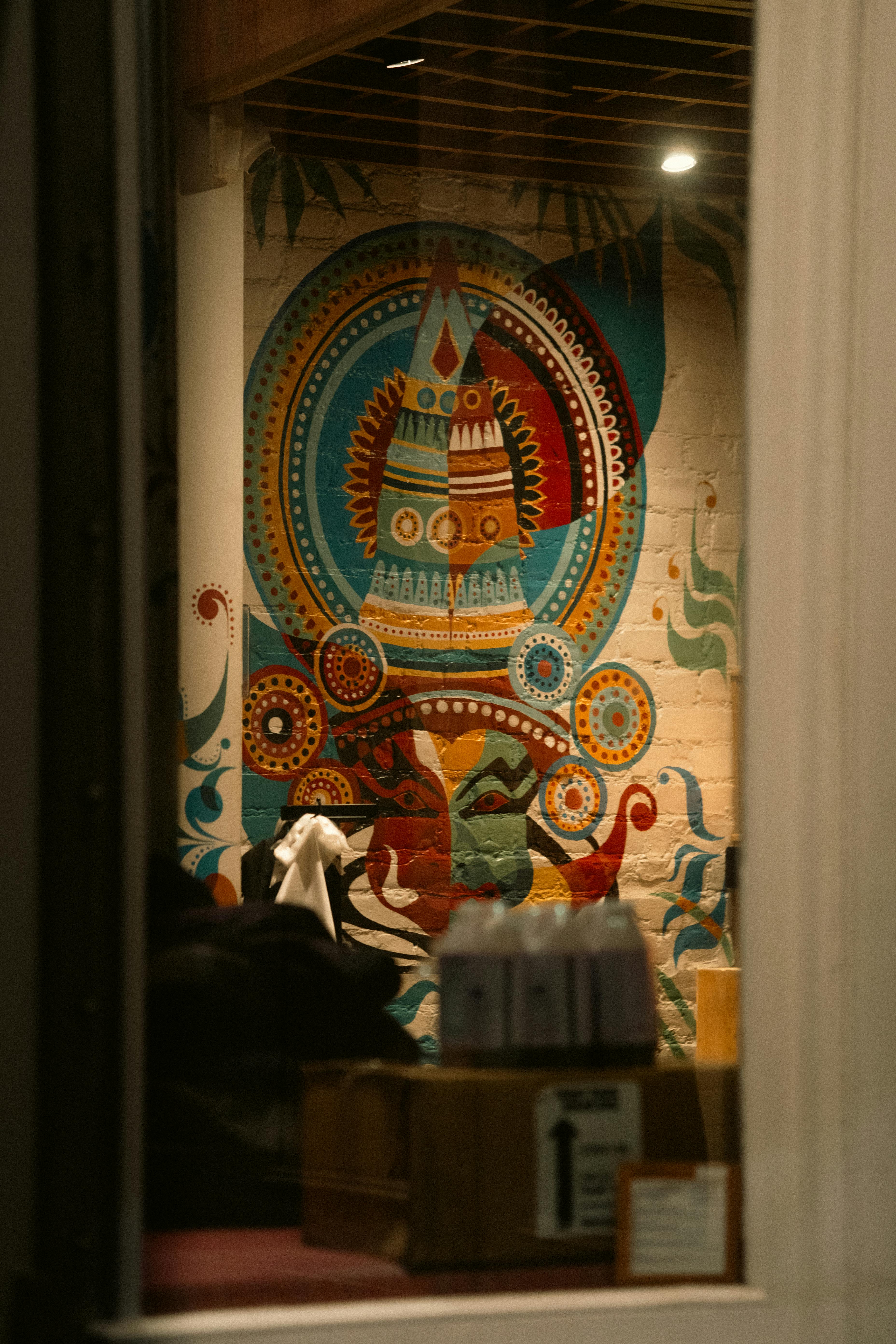 De franc Mural vibrant en un cafè de Nova York, que representa patrons abstractes amb colors càlids. Foto d'estoc