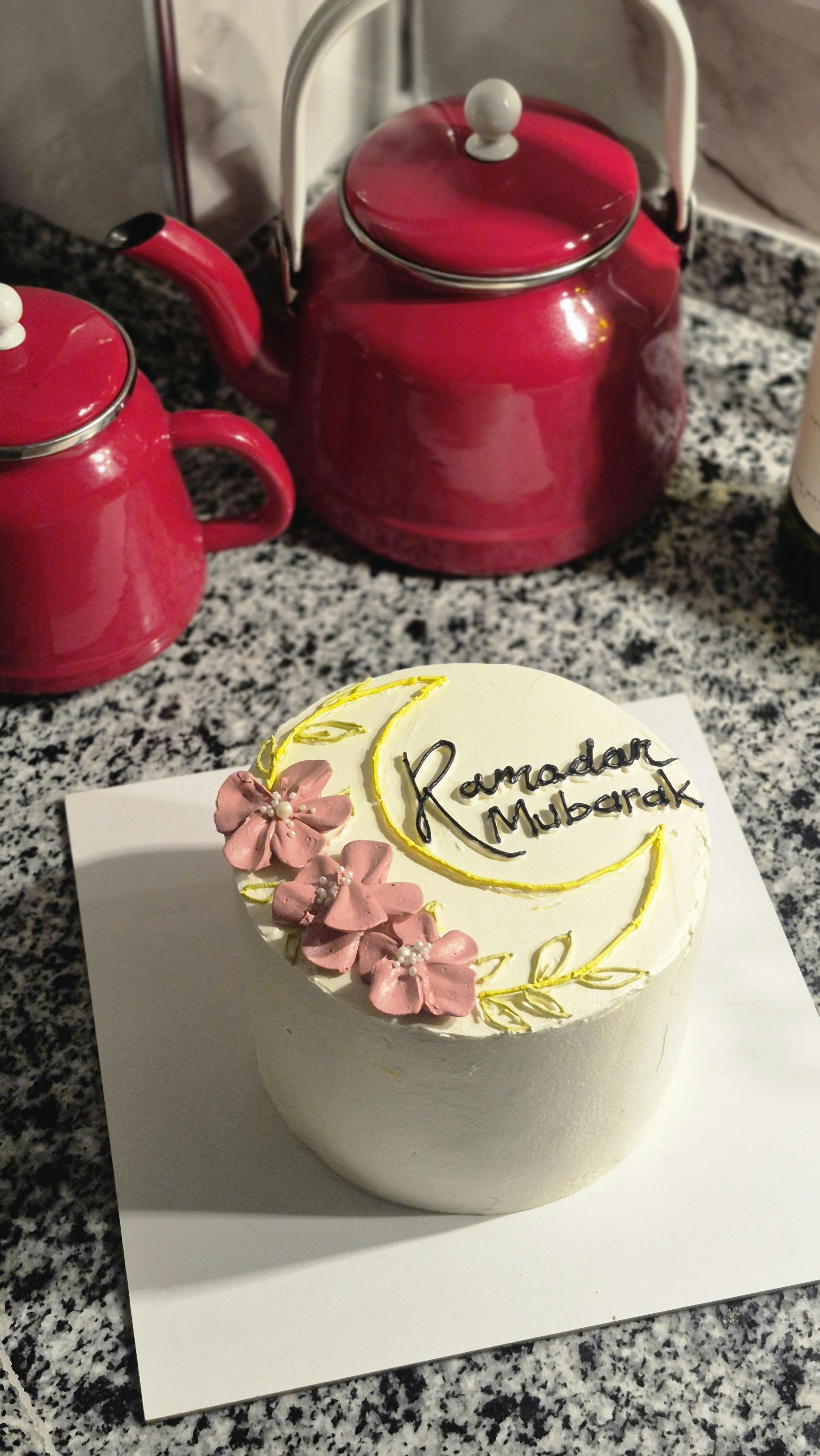 Zadarmo Krásne zdobená torta s textom „Ramadán Mubarak“ a kvetmi na žulovej doske. Fotka z fotobanky