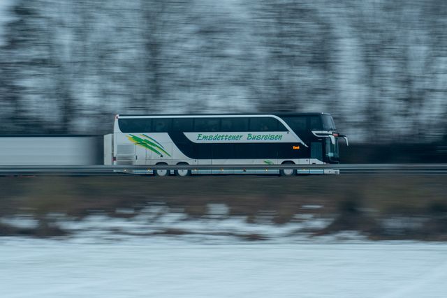Autocar en circulation sur une route enneigée, une situation fréquente en zone de montagne