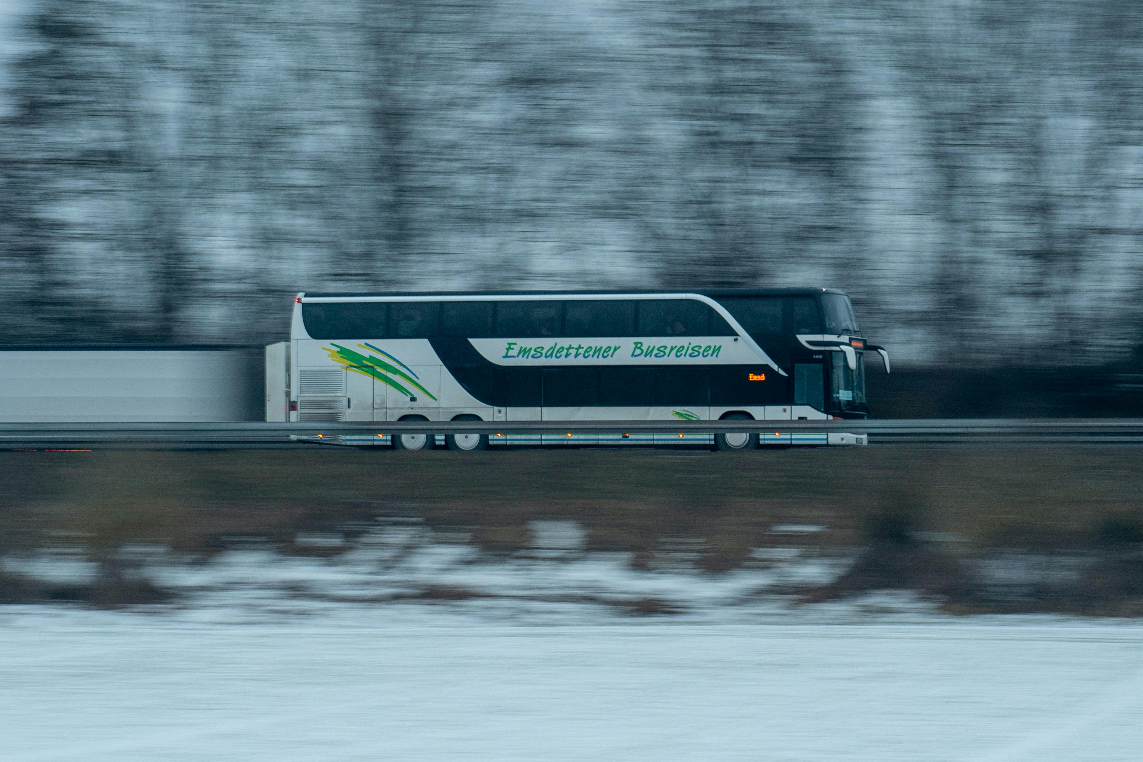 gratis Dramatische bewegingsonscherpte van een bus die met hoge snelheid over een besneeuwde snelweg rijdt in de winter. Stockfoto