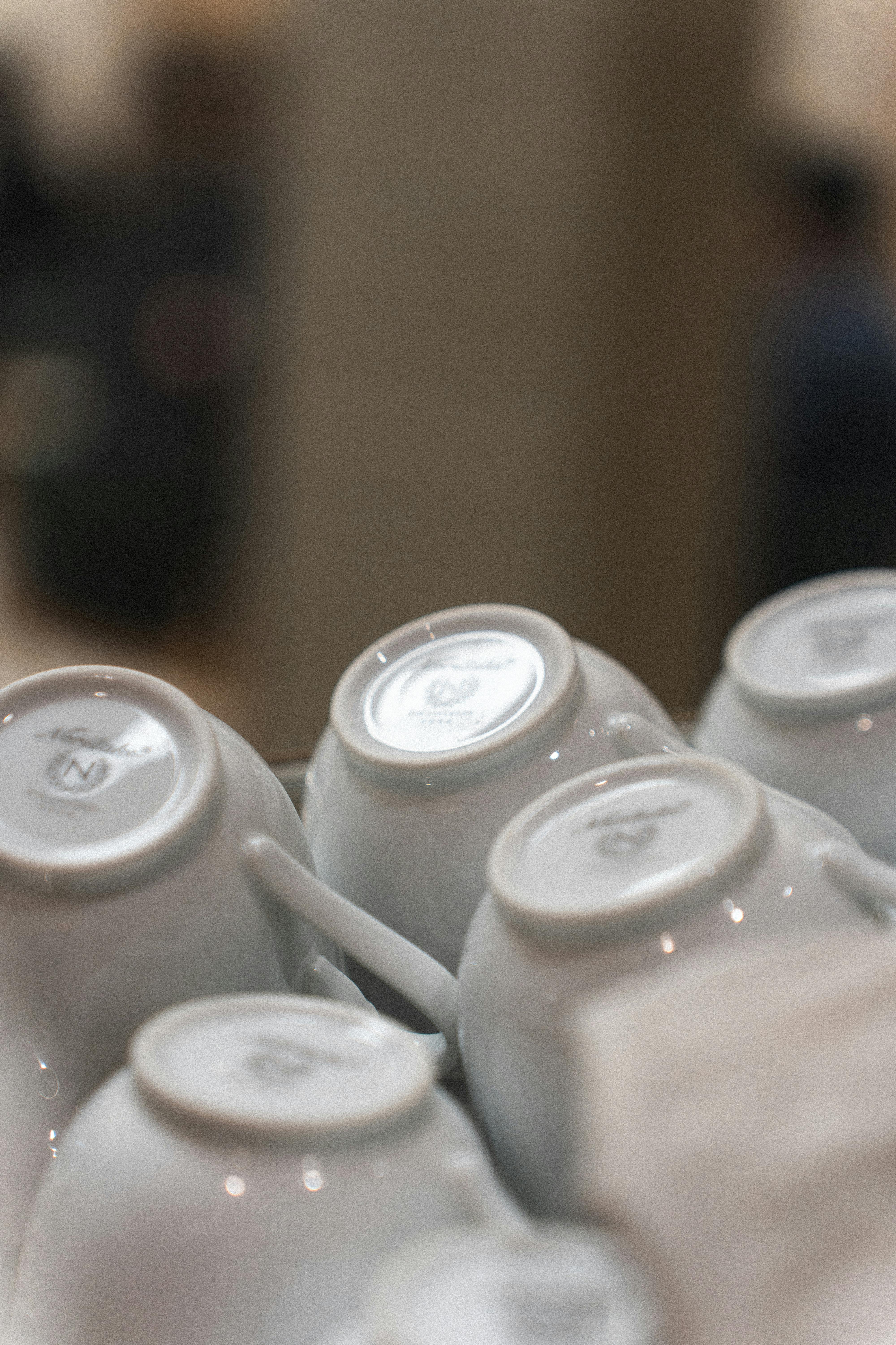 Zadarmo Detailný záber na naskladané biele šálky kávy v tokijskej kaviarni, zachytávajúci útulnú atmosféru. Fotka z fotobanky