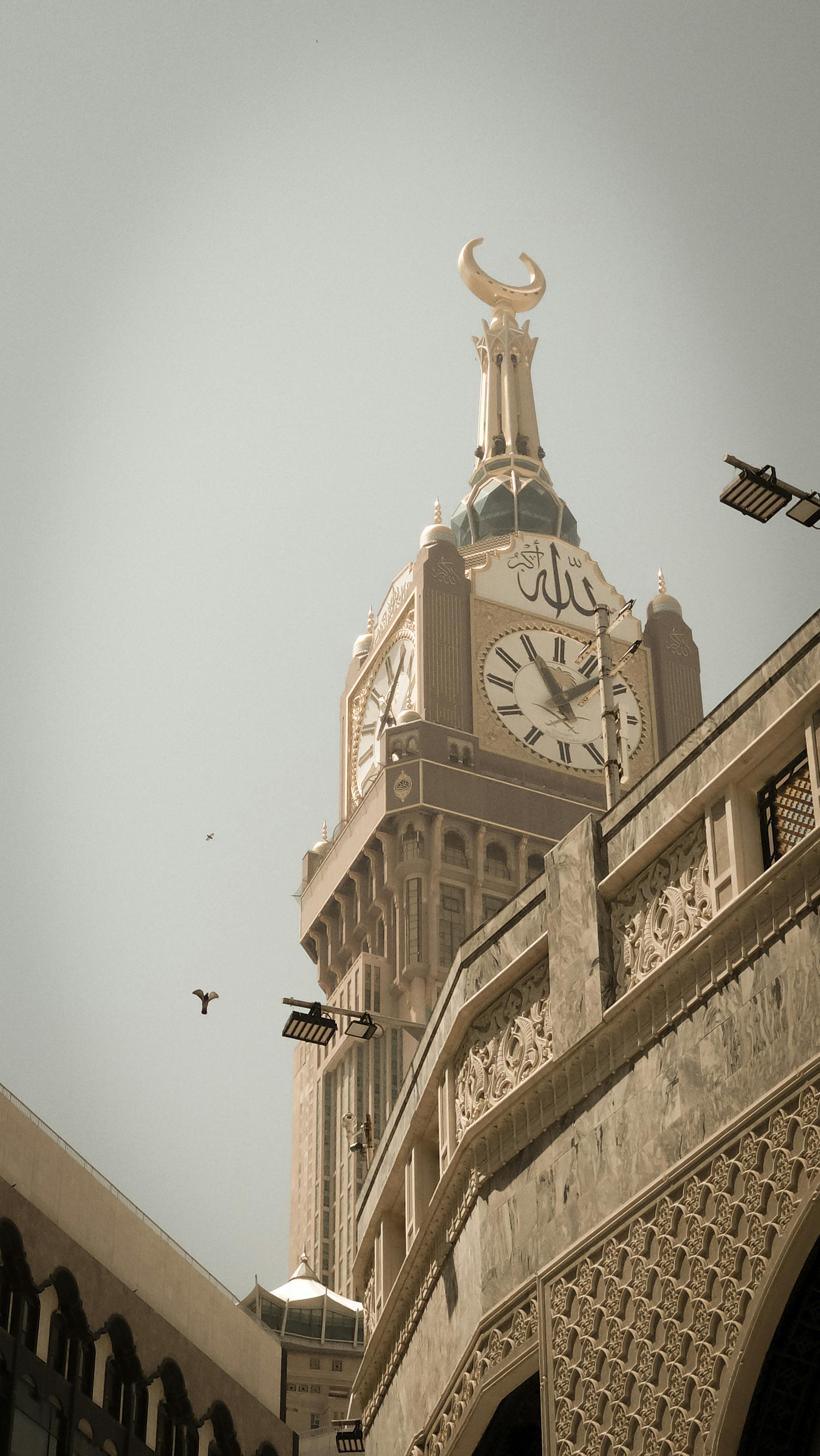 gratis Uitzicht op de iconische Abraj Al Bait-klokkentoren in Mekka, Saoedi-Arabië, bij een heldere hemel. Stockfoto