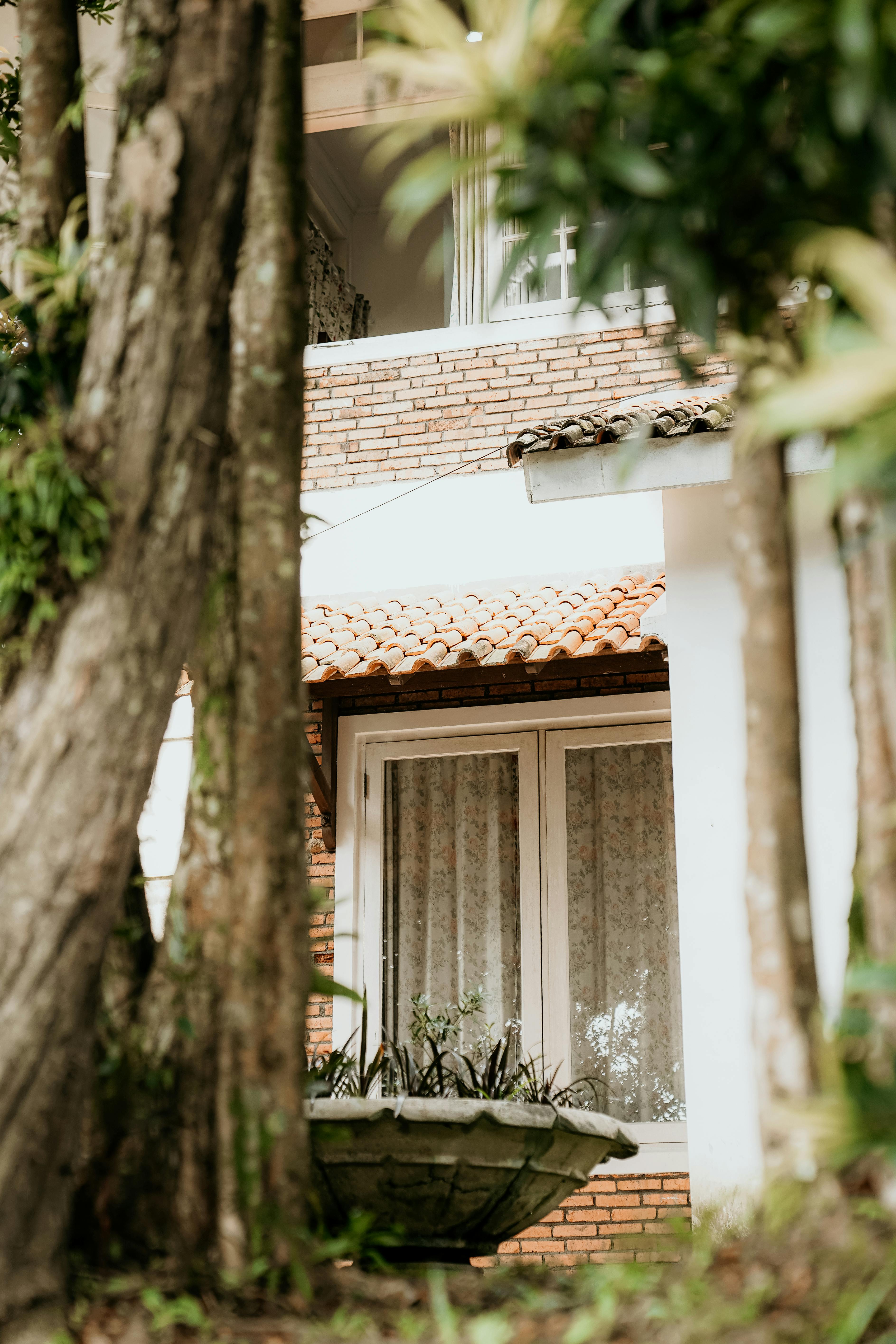 Gratis Vista serena di una pittoresca casa in mattoni immersa nel verde a Cisarua, in Indonesia. Foto a disposizione