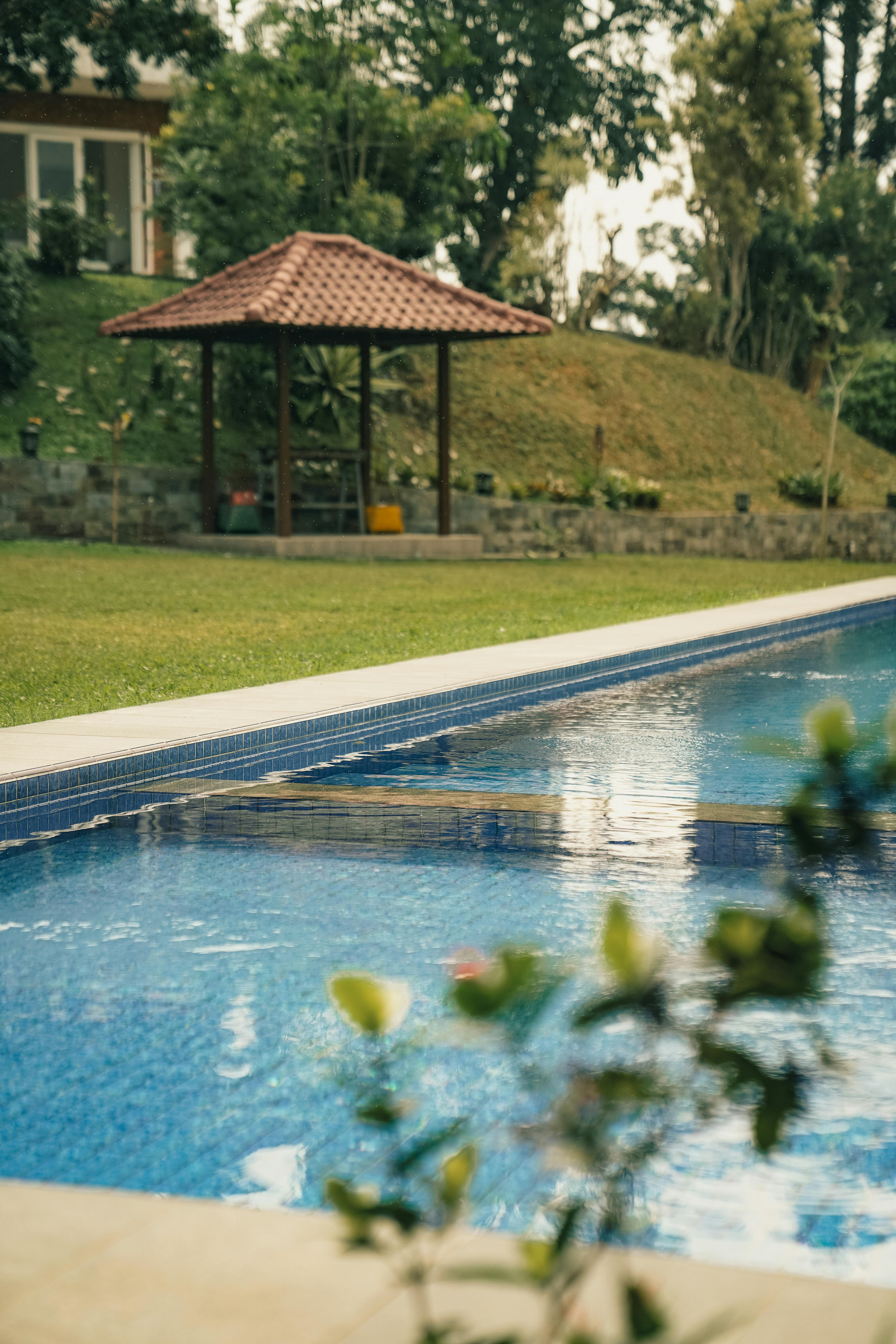 De franc Vista tranquil·la d'una piscina i un pavelló envoltats de vegetació exuberant a Cisarua, Indonèsia. Foto d'estoc