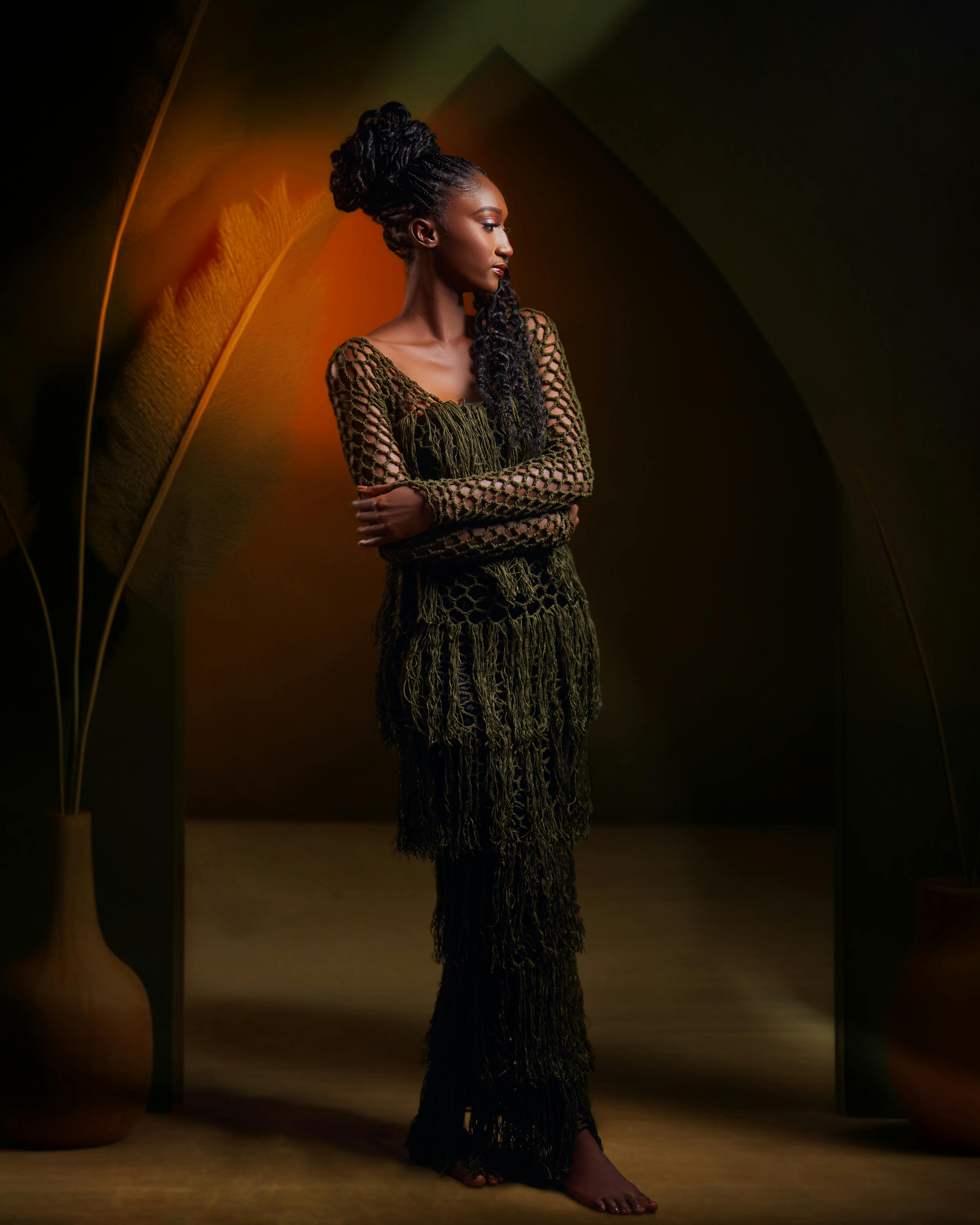 Miễn phí Bức chân dung nghệ thuật của một người phụ nữ trong trang phục sành điệu với phong cách tối màu, đầy cảm xúc. Ảnh lưu trữ