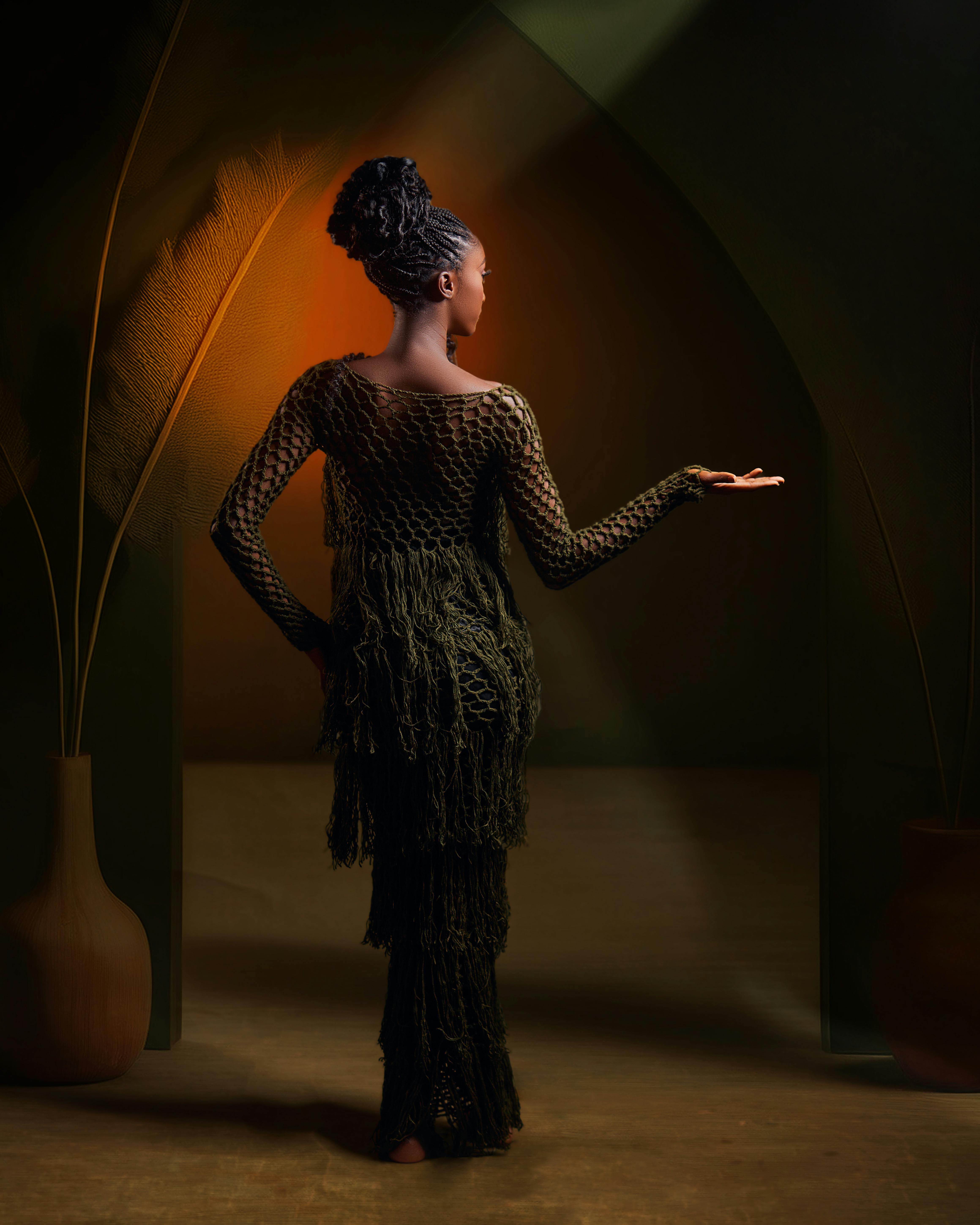 Miễn phí Hình ảnh nhìn từ phía sau của một người phụ nữ mặc váy thanh lịch đứng trong một căn phòng mang đậm chất nghệ thuật, đầy cảm xúc. Ảnh lưu trữ