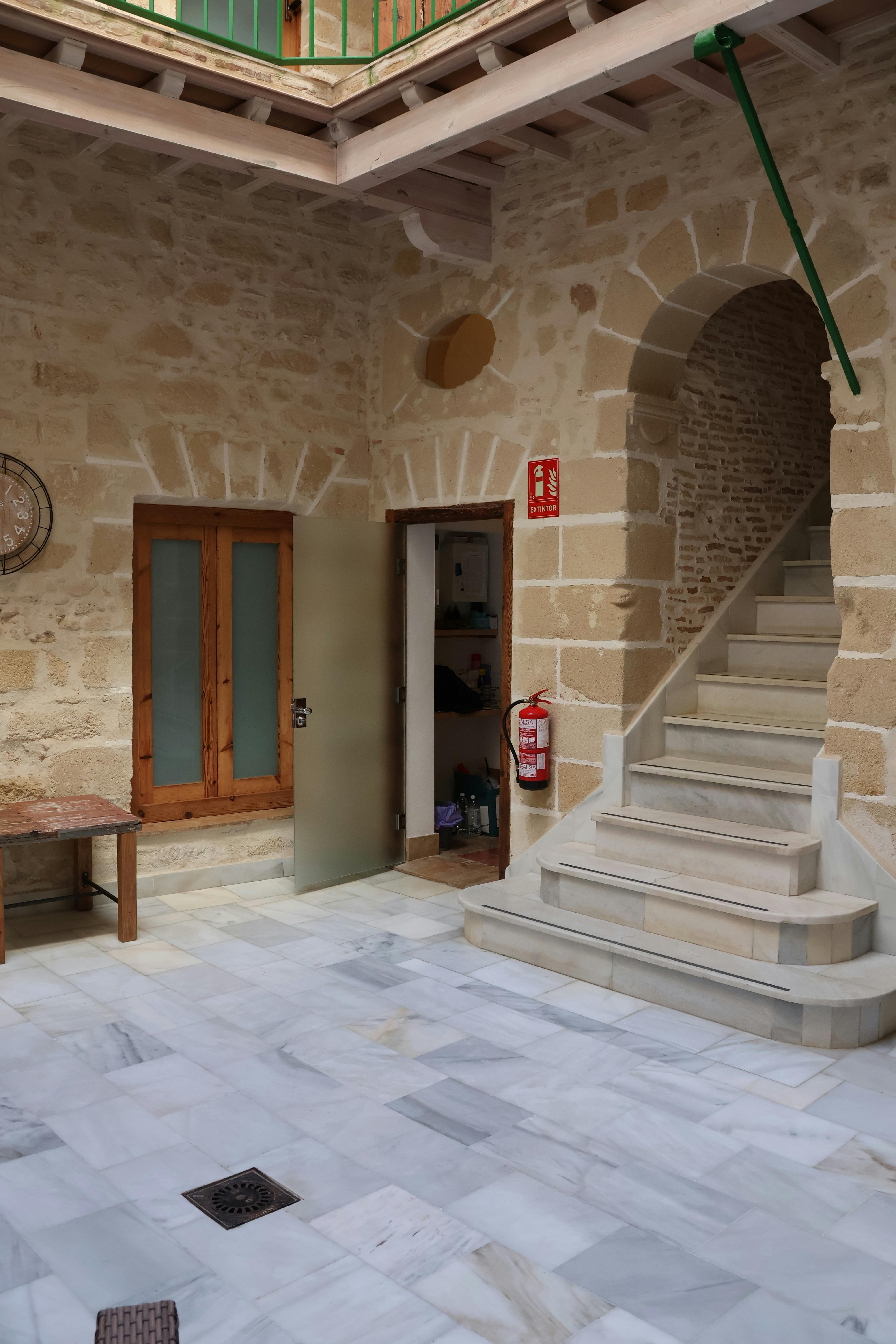 Zadarmo Krásny kamenný dvor s oblúkmi a schodmi v El Puerto de Santa María v Španielsku. Fotka z fotobanky