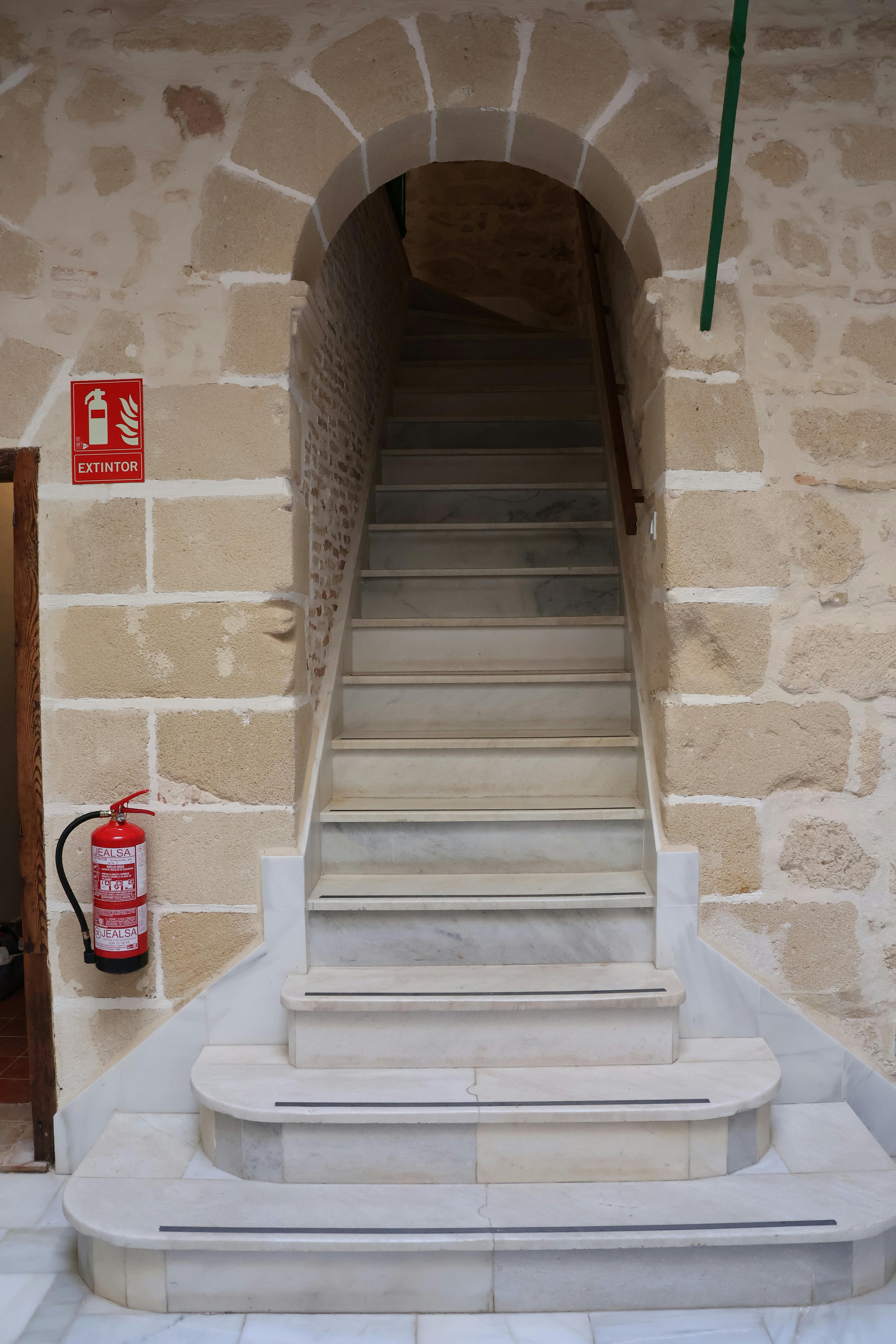 escalera de acceso a los pisos superiores