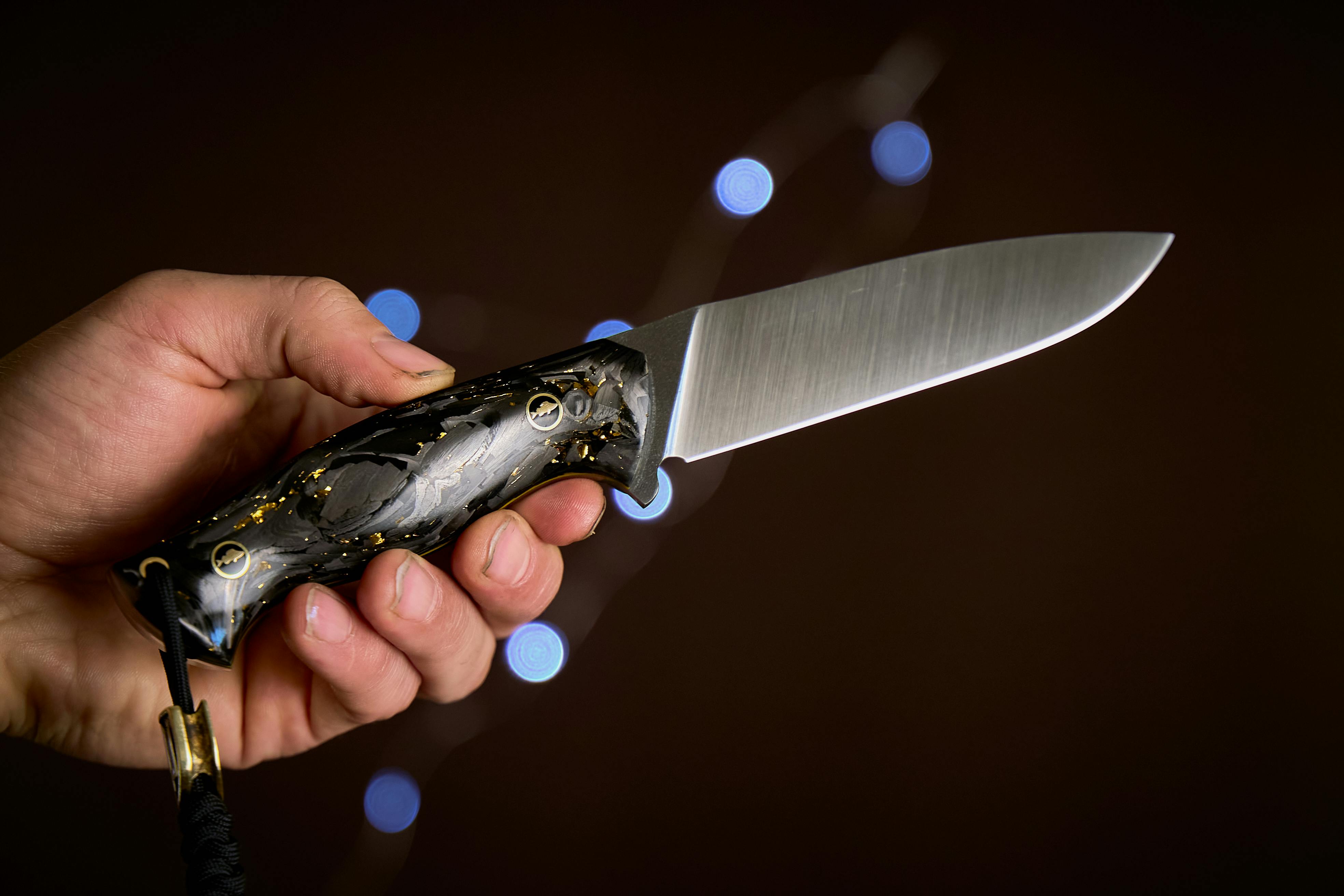 Gratis Primo piano di un coltello artigianale con un'impugnatura dal design unico in marmo, perfetto per i collezionisti. Foto a disposizione