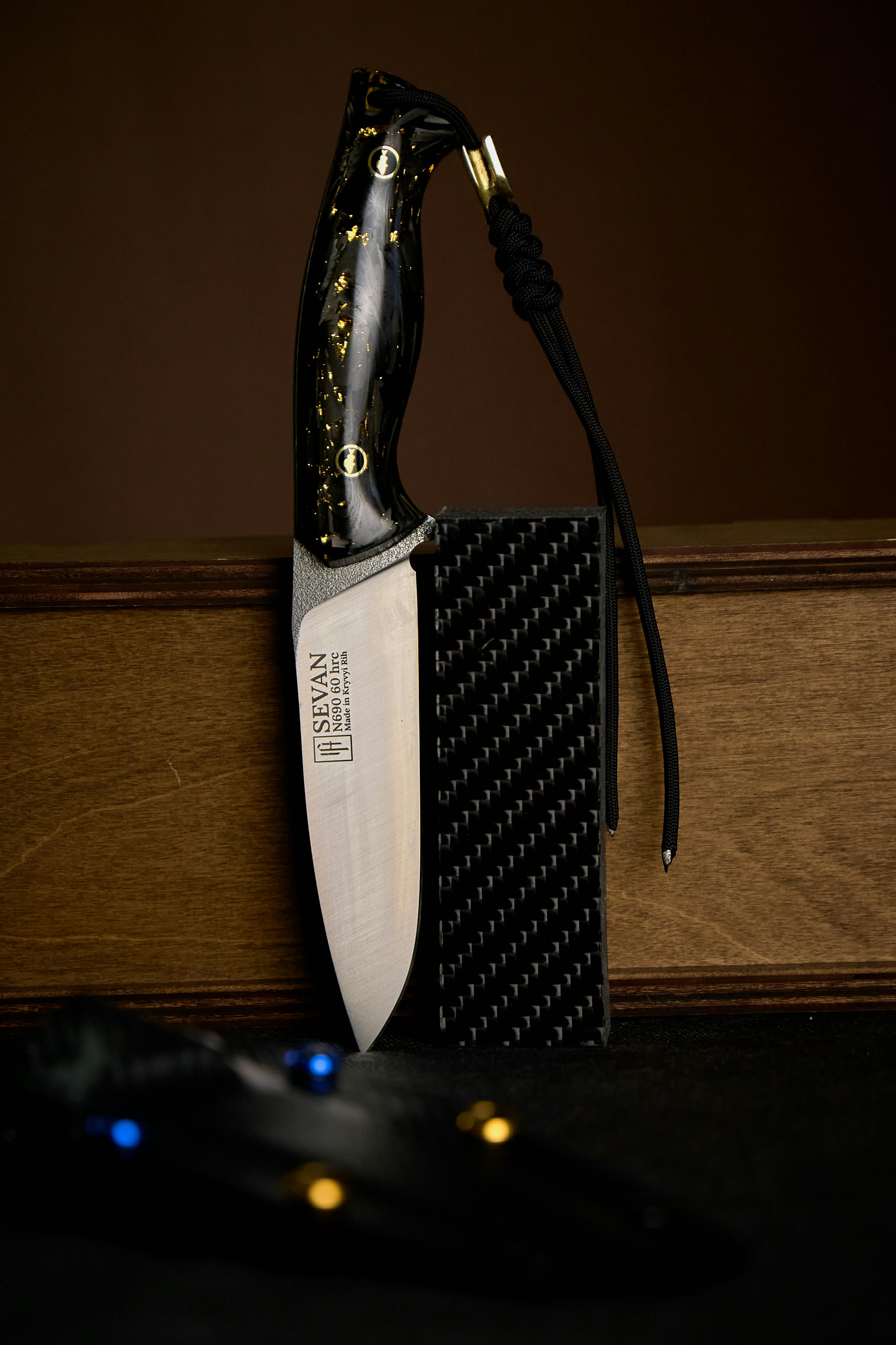 Miễn phí Dao thủ công tinh xảo với lưỡi thép Damascus bóng bẩy và cán bằng sợi carbon, hoàn hảo cho các nhà sưu tập. Ảnh lưu trữ