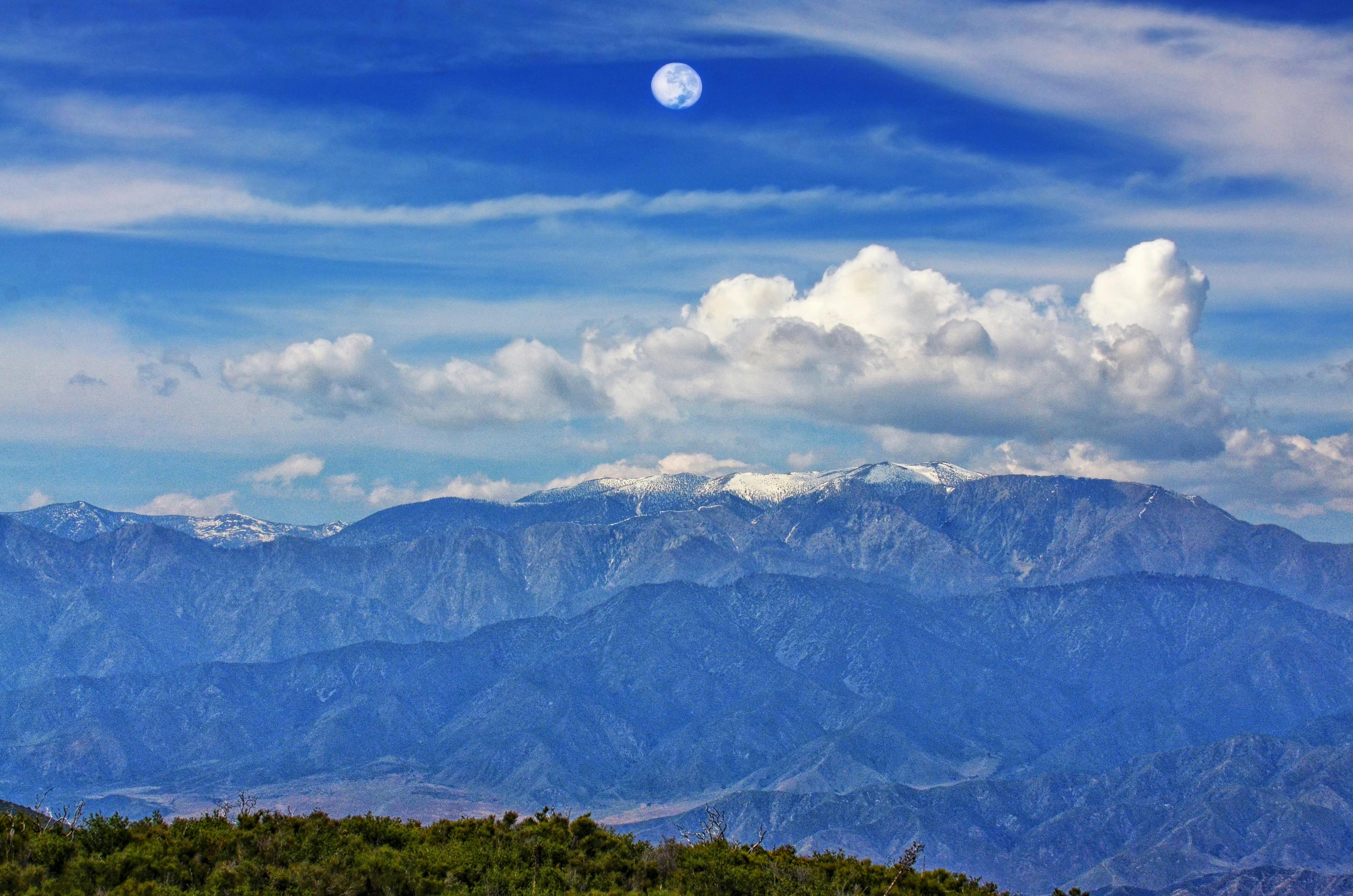 免费 加州群山景色壮丽，天空繁星点点，明月高悬，构成一幅宁静祥和的风景画。 素材图片