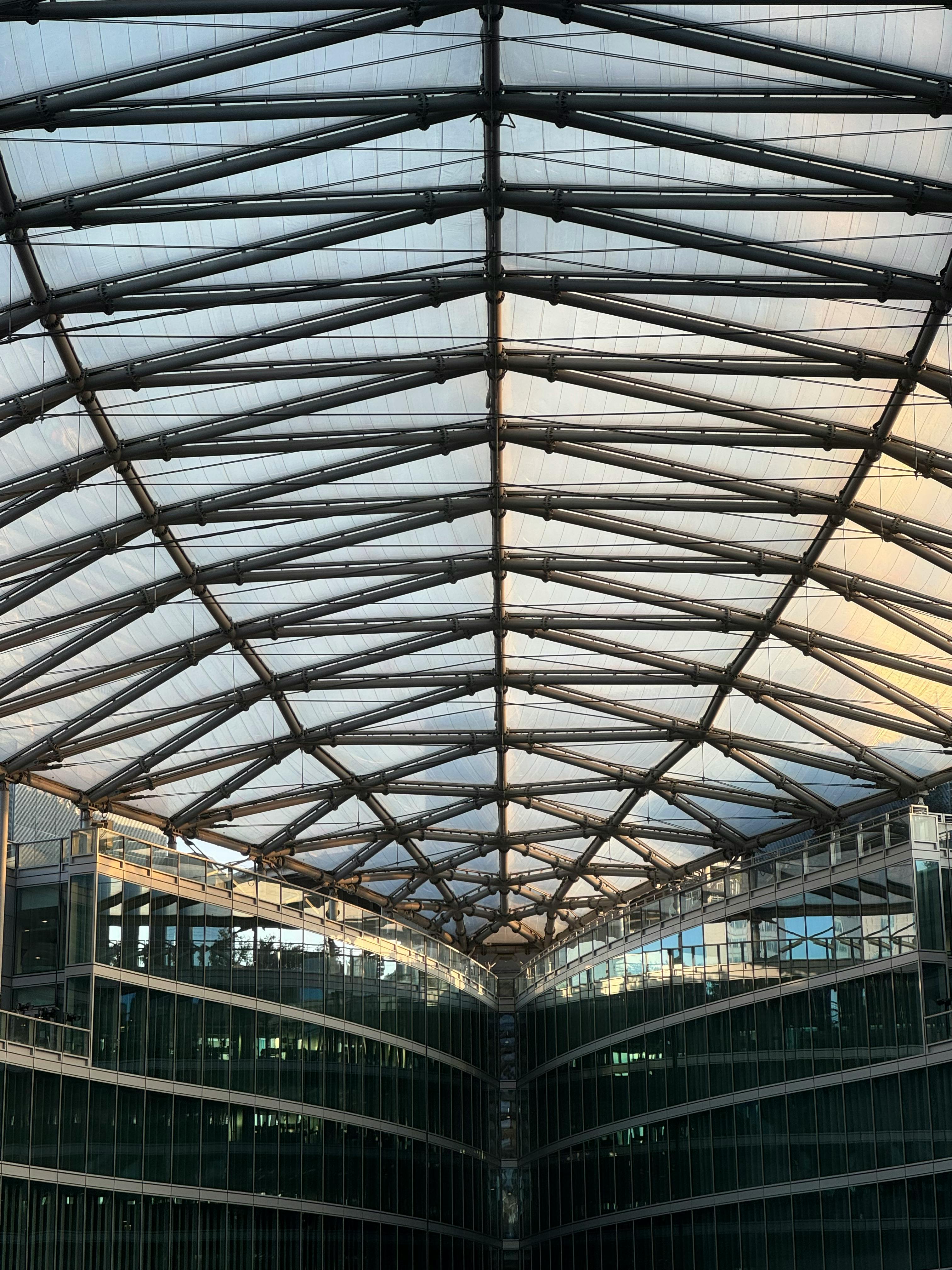 Δωρεάν Εκπληκτική θέα μιας μοντέρνας αρχιτεκτονικής οροφής στο Μιλάνο, που παρουσιάζει περίπλοκο σχεδιασμό και συμμετρία. Φωτογραφία από στοκ φωτογραφιών