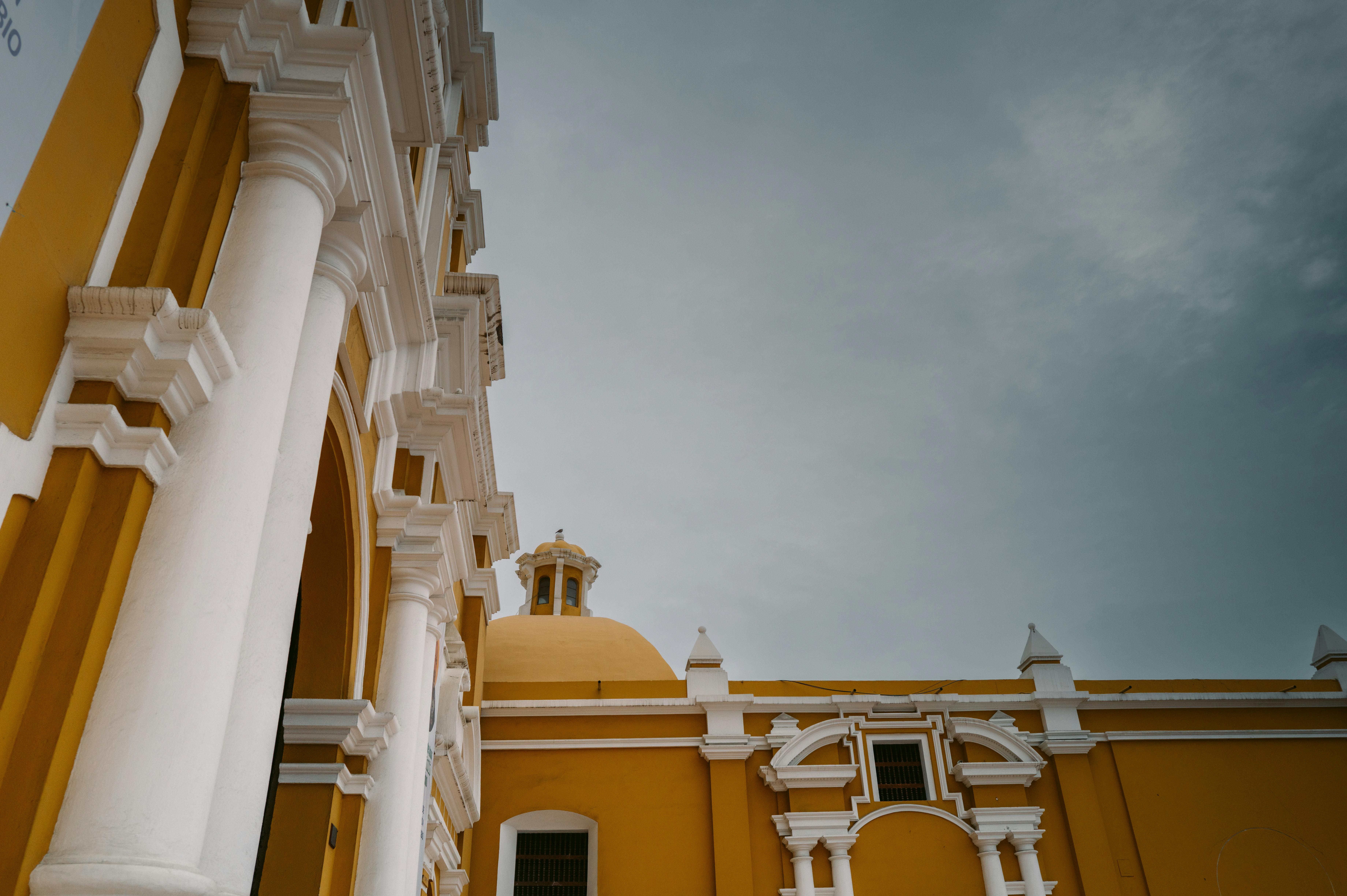 Gratis L'architettura coloniale vibrante di un edificio storico a Trujillo, in Perù, immortalata sotto un cielo nuvoloso. Foto a disposizione