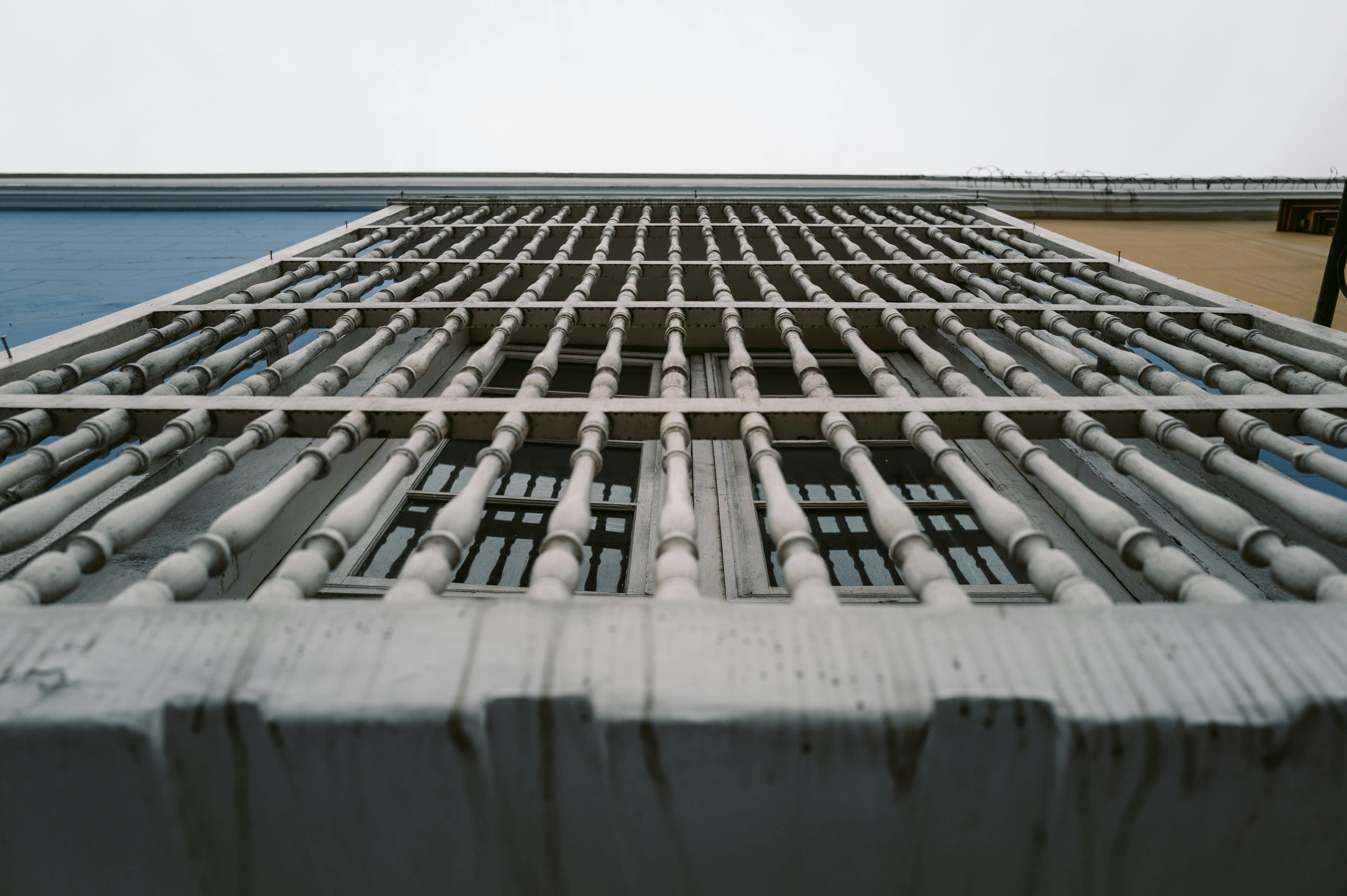 Zadarmo Pohľad na zložitý dizajn balkóna v koloniálnej architektúre v Trujillo v Peru, ktorý ukazuje detailné remeselné spracovanie. Fotka z fotobanky
