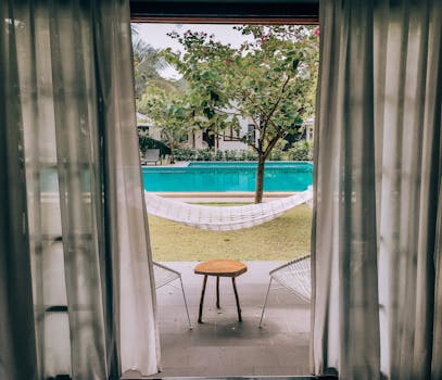 透过带吊床和座椅的窗帘，可以欣赏迷人的池畔景色，非常适合暑假