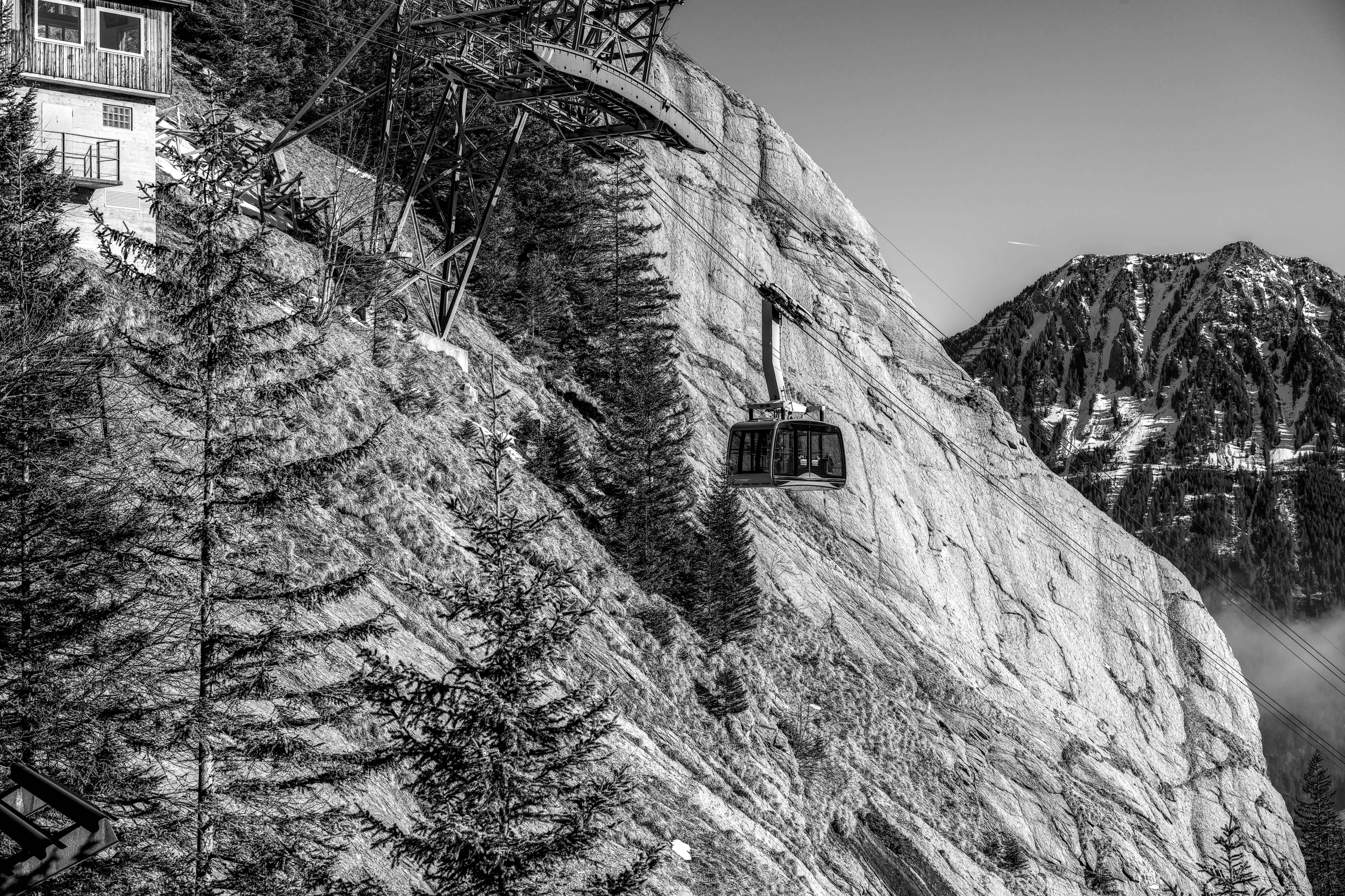 bezplatná Lanovka klouže po drsném alpském terénu ve Švýcarsku a zdůrazňuje dobrodružství a malebné cestování. Základová fotografie