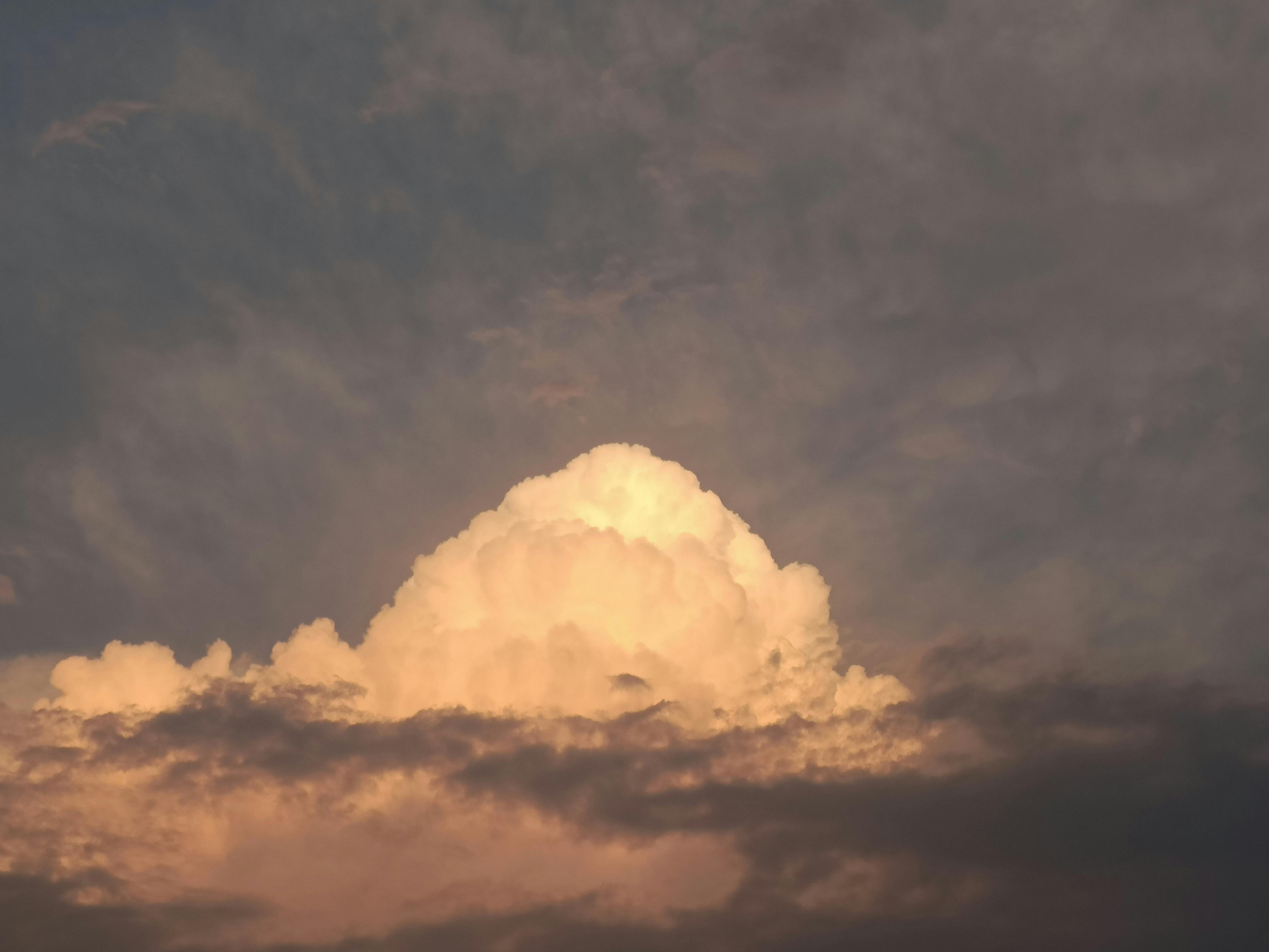 無料 夕暮れ時にライトアップされた積雲の見事な眺めは、鮮やかな自然の美しさを際立たせている。 写真素材