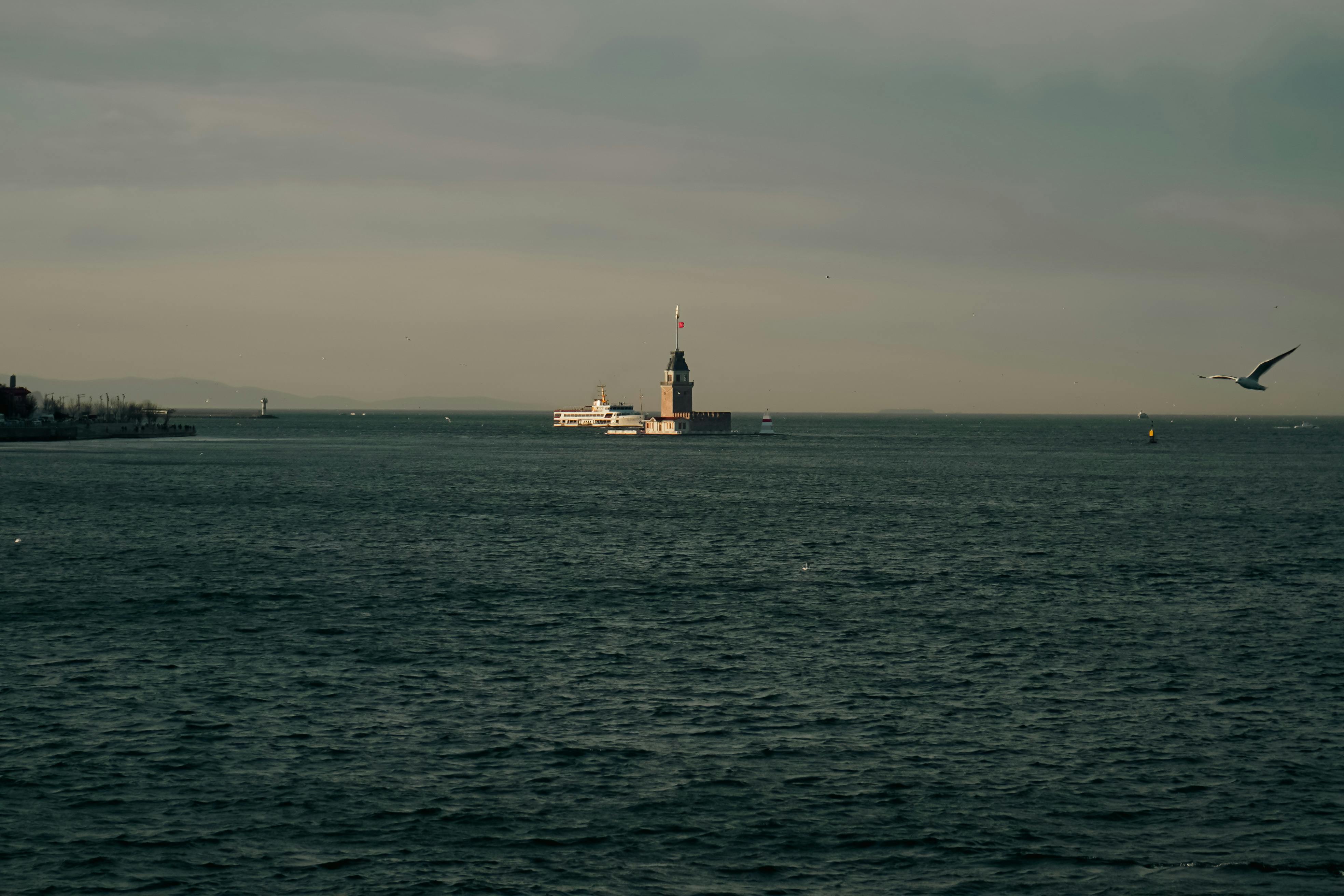 bezplatná Klidný snímek Kız Kulesi na Bosporu s rackem za letu, pořízený za soumraku. Základová fotografie