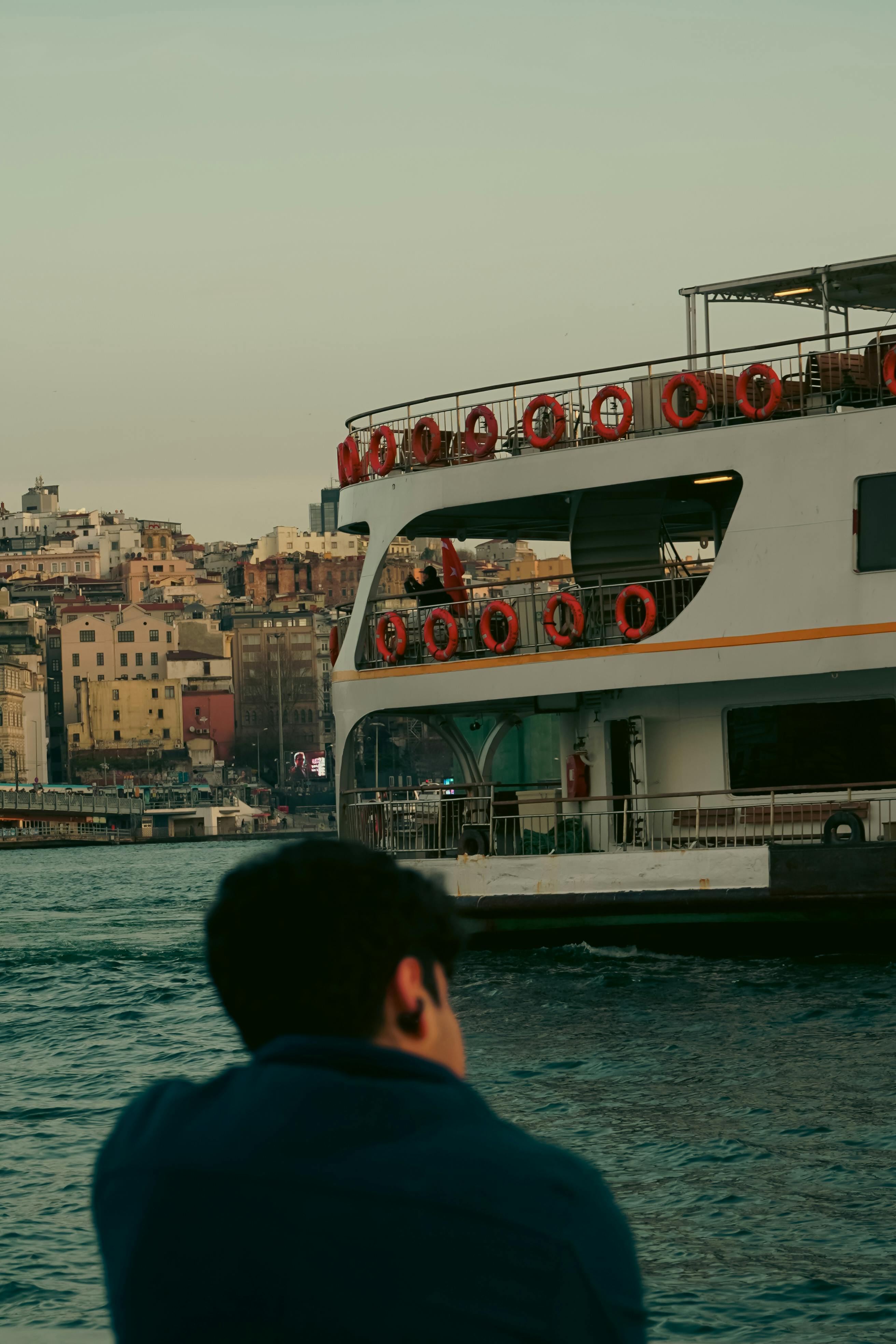 bezplatná Trajekt na Bosporu s výhledem na město v pozadí, se záchrannými kruhy a cestujícími. Základová fotografie