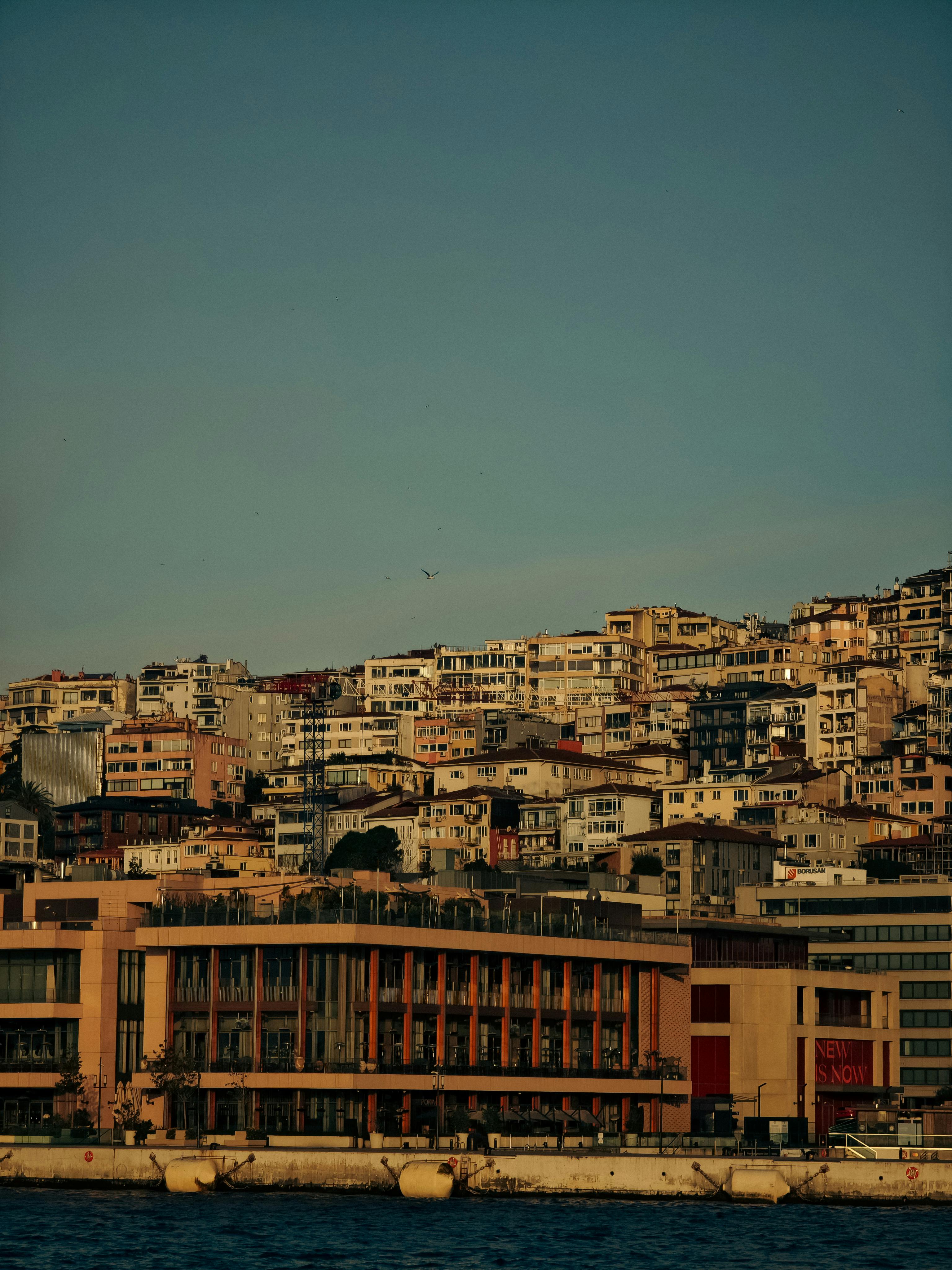 bezplatná Malebný výhled na istanbulské budovy pod teplým západem slunce s klidnou oblohou. Základová fotografie