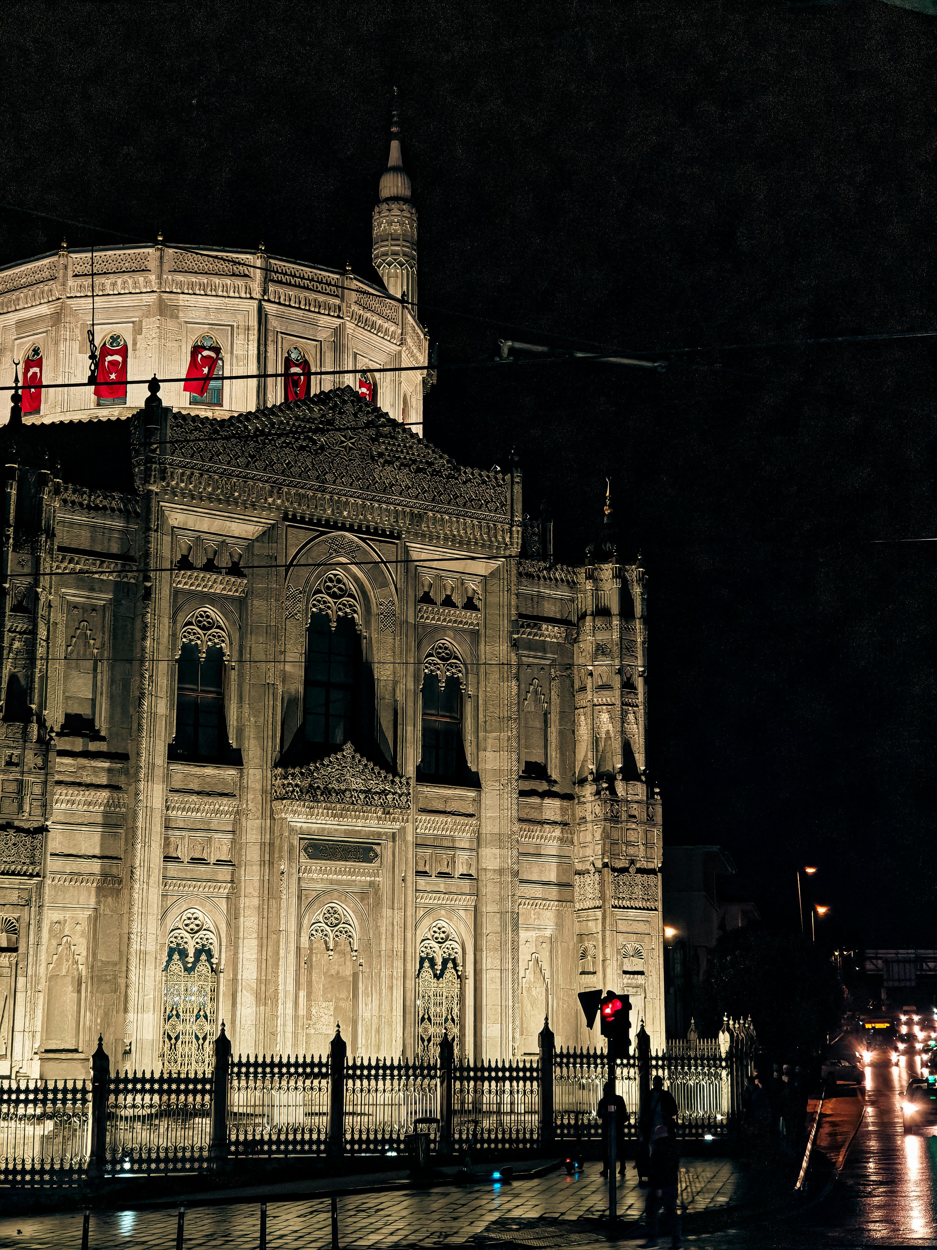 Gratis Una hermosa mezquita histórica en Estambul, capturada bajo la iluminación nocturna, que muestra su intrincada arquitectura. Foto de stock