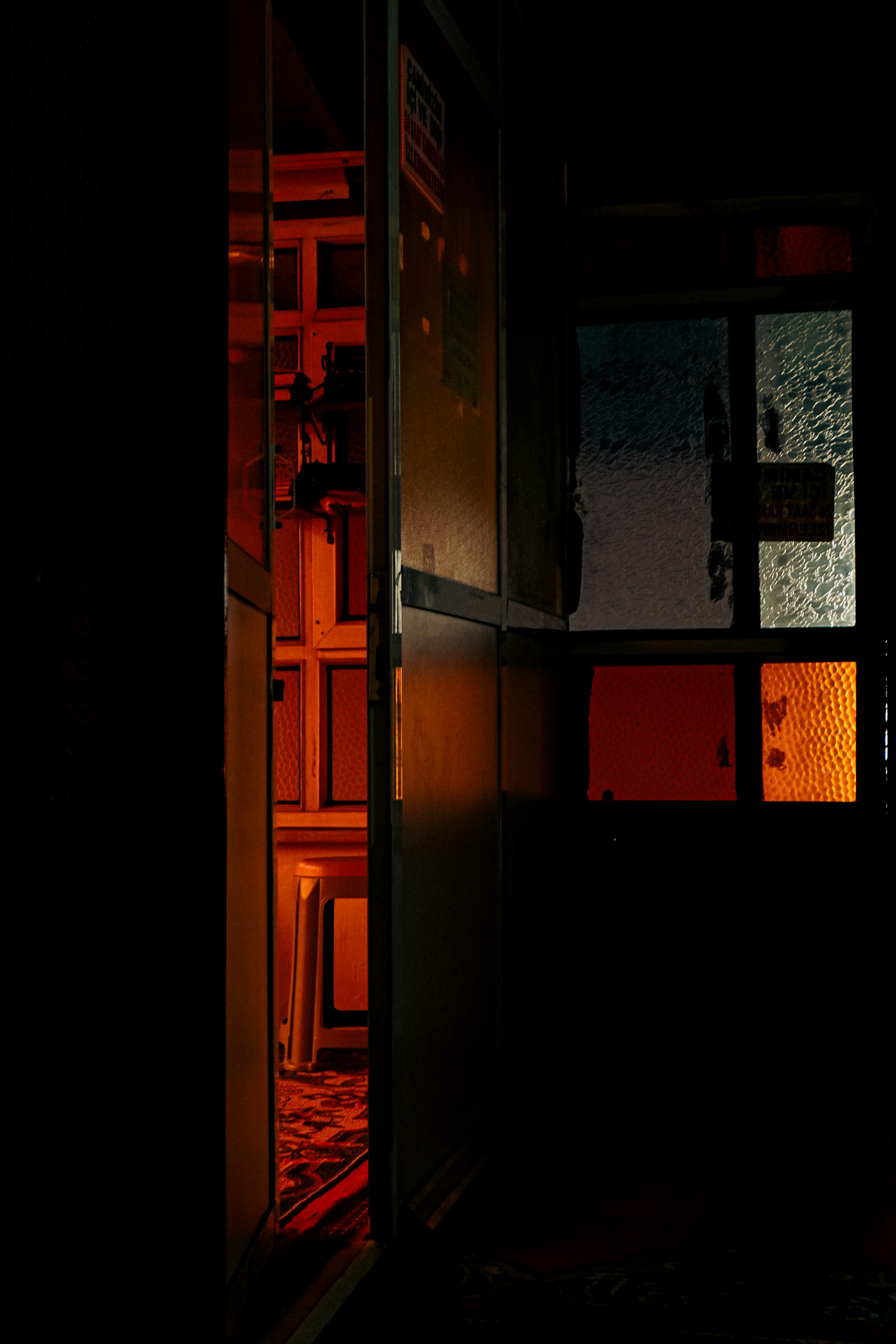 Zadarmo Slabo osvetlená chodba s oranžovou žiarou vytvárajúca tajomnú atmosféru. Fotka z fotobanky