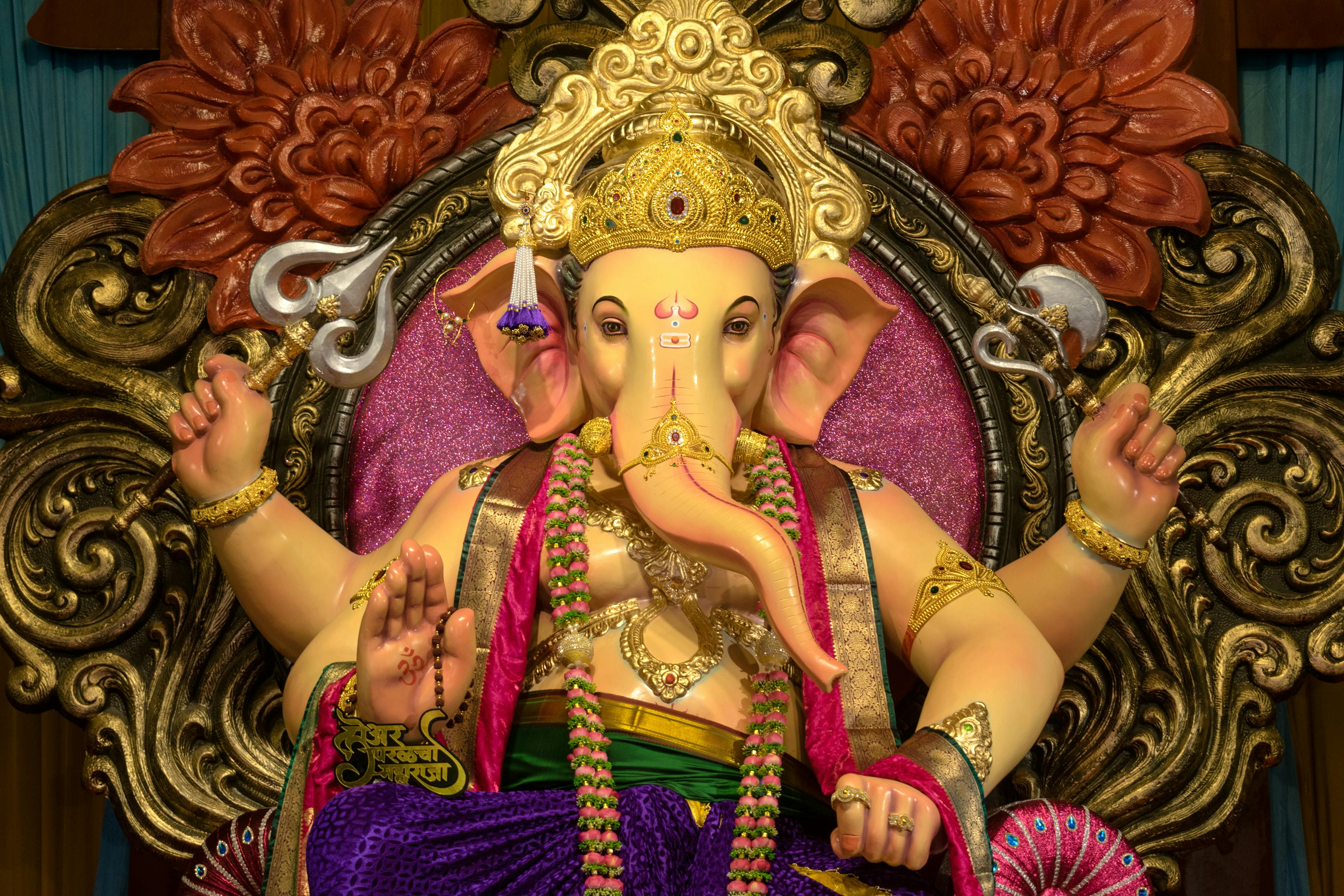 免費 在孟買舉行的象頭神節（Ganesh Chaturthi）期間，人們會展示一尊色彩繽紛、佩戴珠寶的象頭神鵰像。 圖庫相片