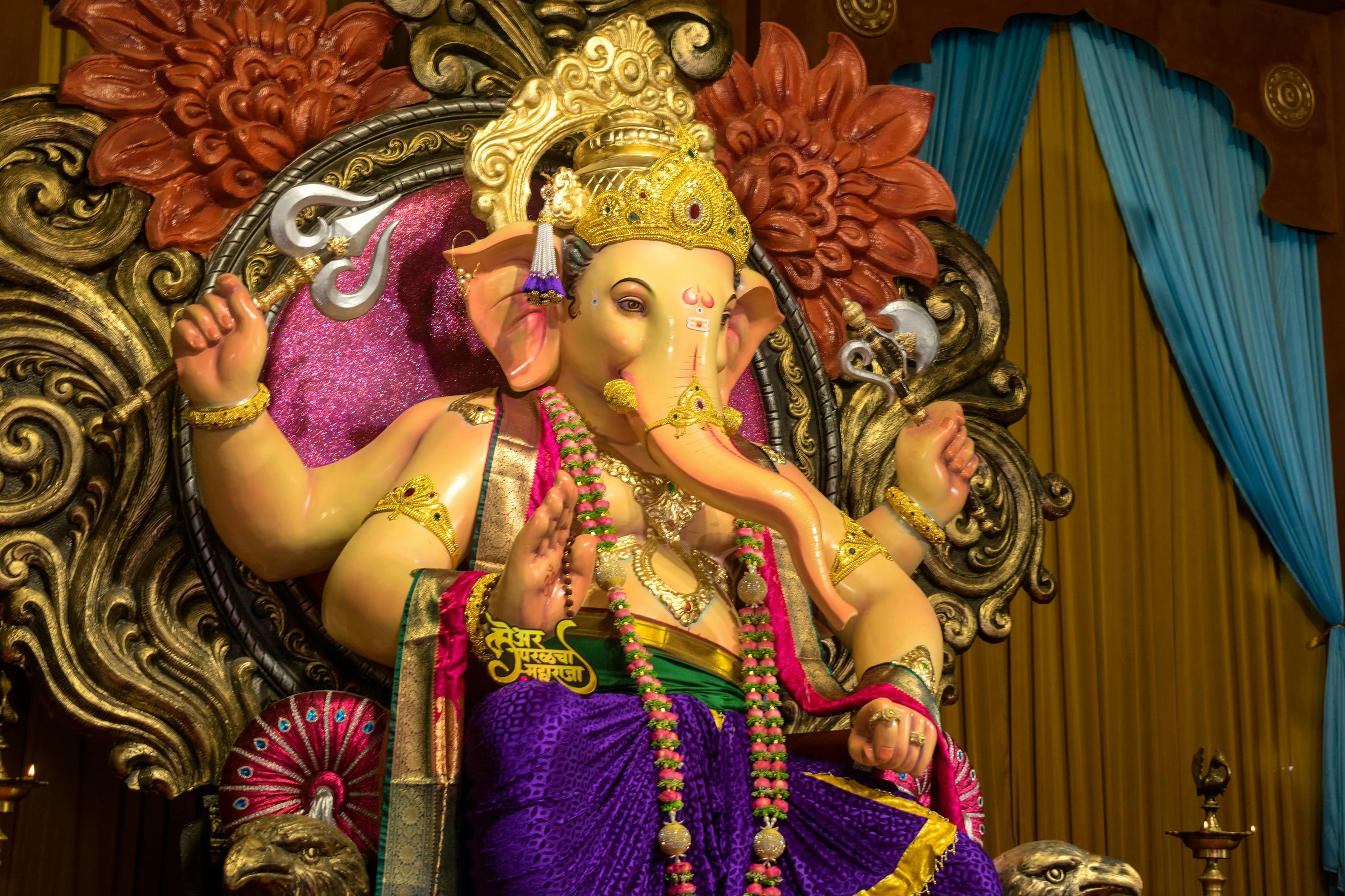 免費 在孟買，一尊栩栩如生的象頭神像被展出，以慶祝象頭神節。 圖庫相片