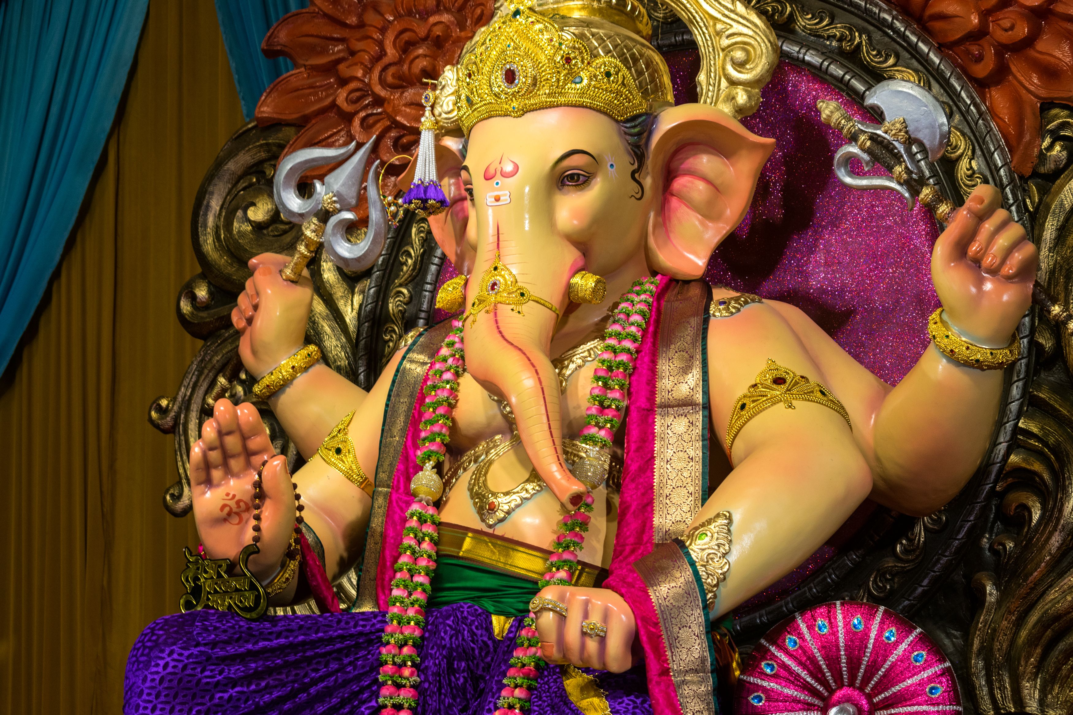 Early aarti at Siddhivinayak Temple