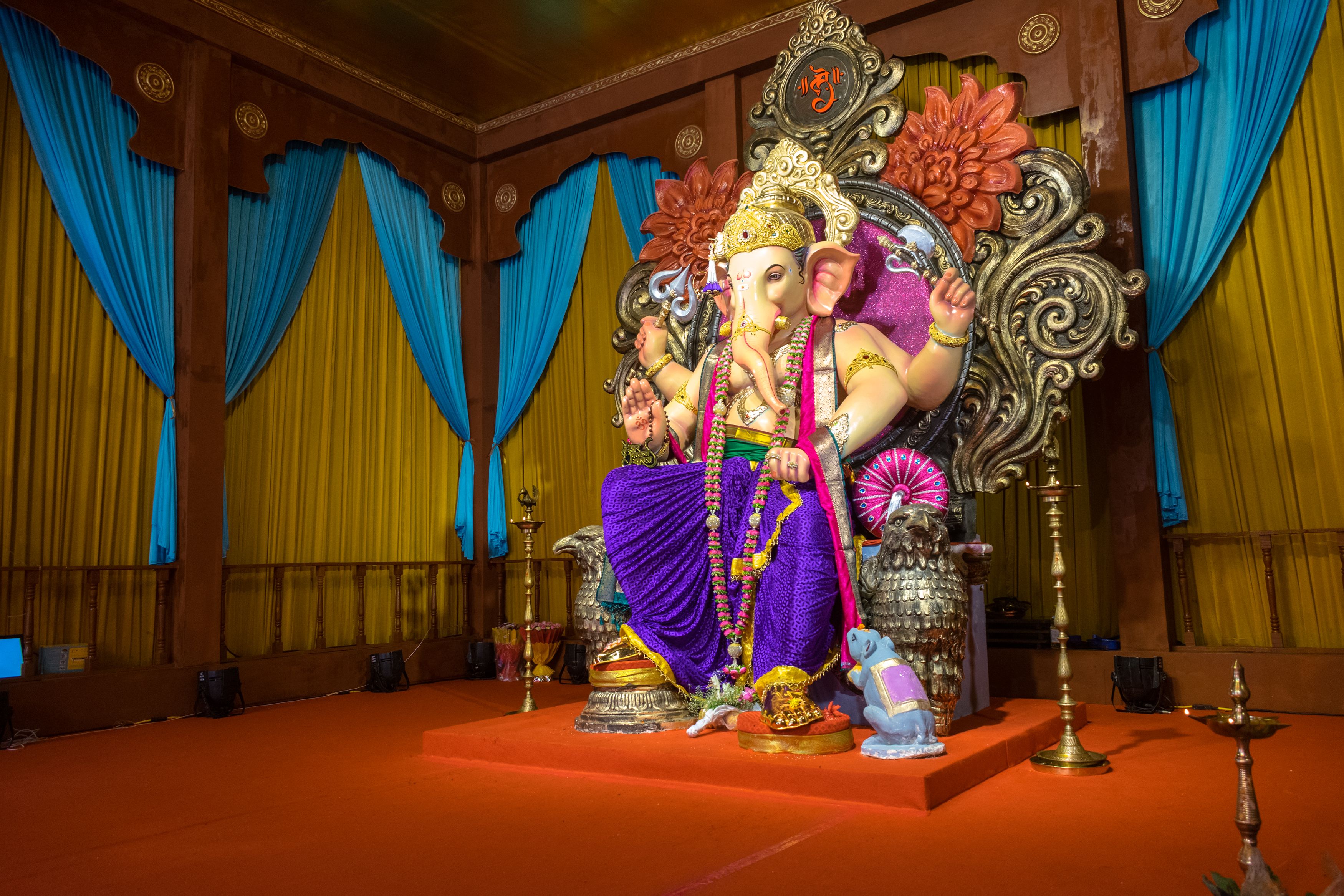 vibrant-ganesh-idol-at-mumbai-festival-free-stock-photo