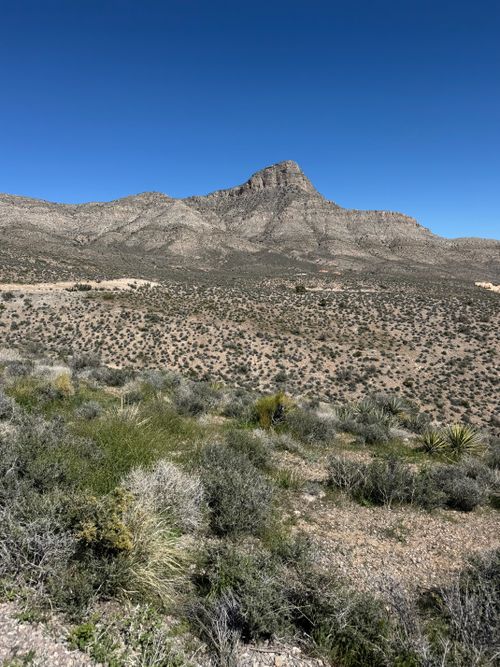 Free A clear view of the rugged terrain of the Nevada desert under a deep blue sky. Stock Photo