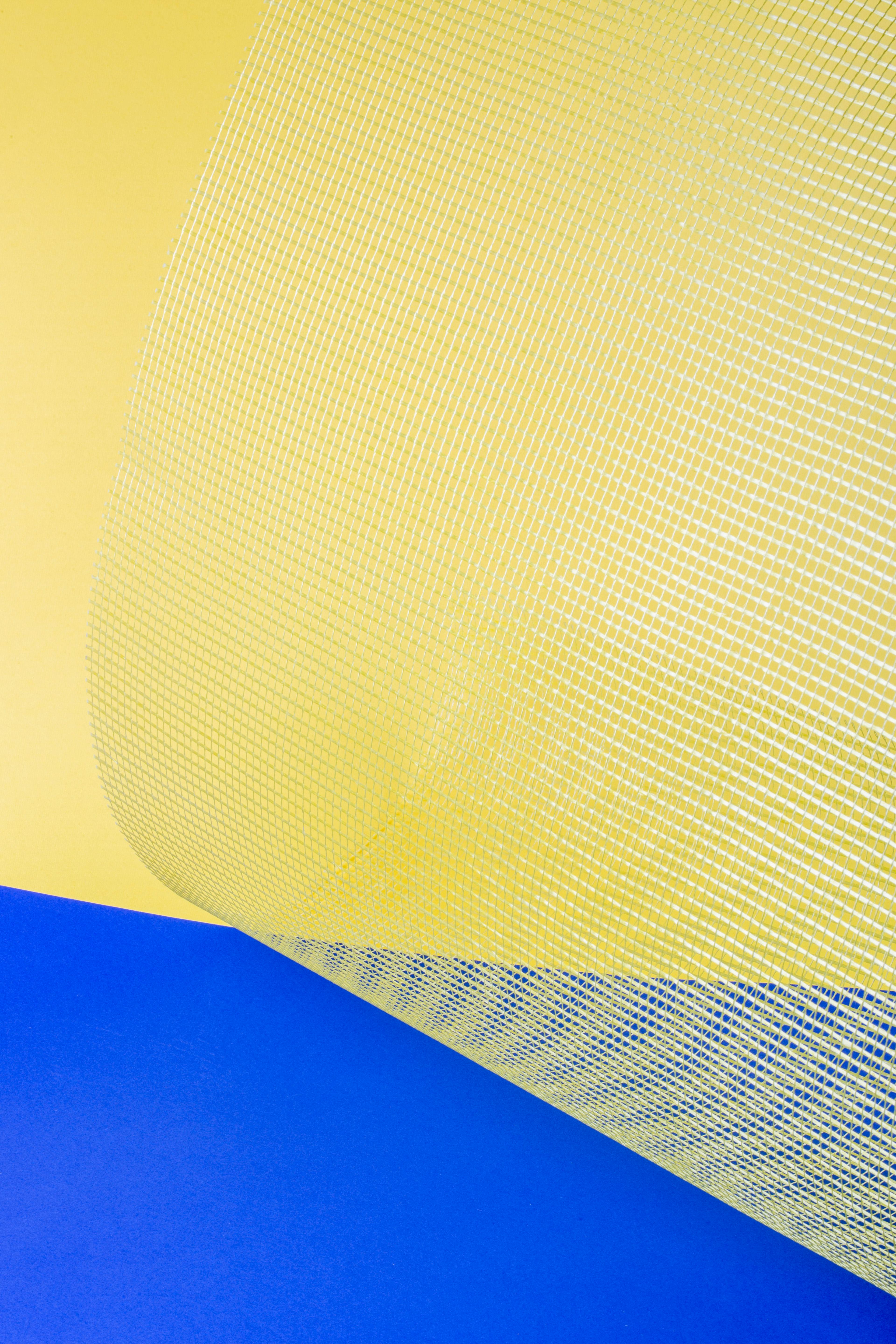 Zadarmo Abstraktná kompozícia s výraznou súhrou žltých a modrých farieb vytvára dynamický vizuálny efekt. Fotka z fotobanky