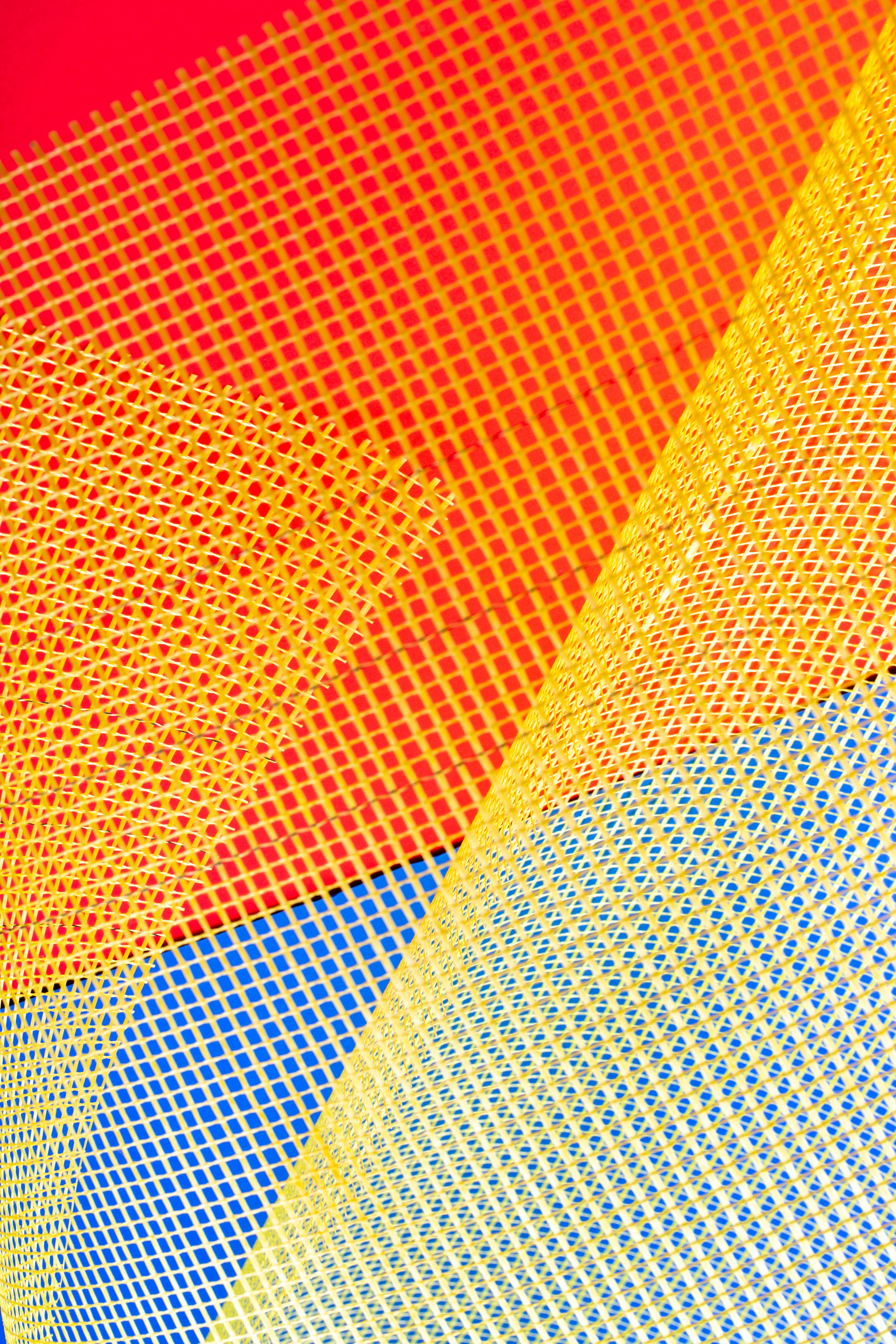 Miễn phí Tác phẩm nghệ thuật trừu tượng thể hiện các họa tiết lưới chồng chéo đầy màu sắc với các gam màu đỏ, vàng và xanh lam. Ảnh lưu trữ