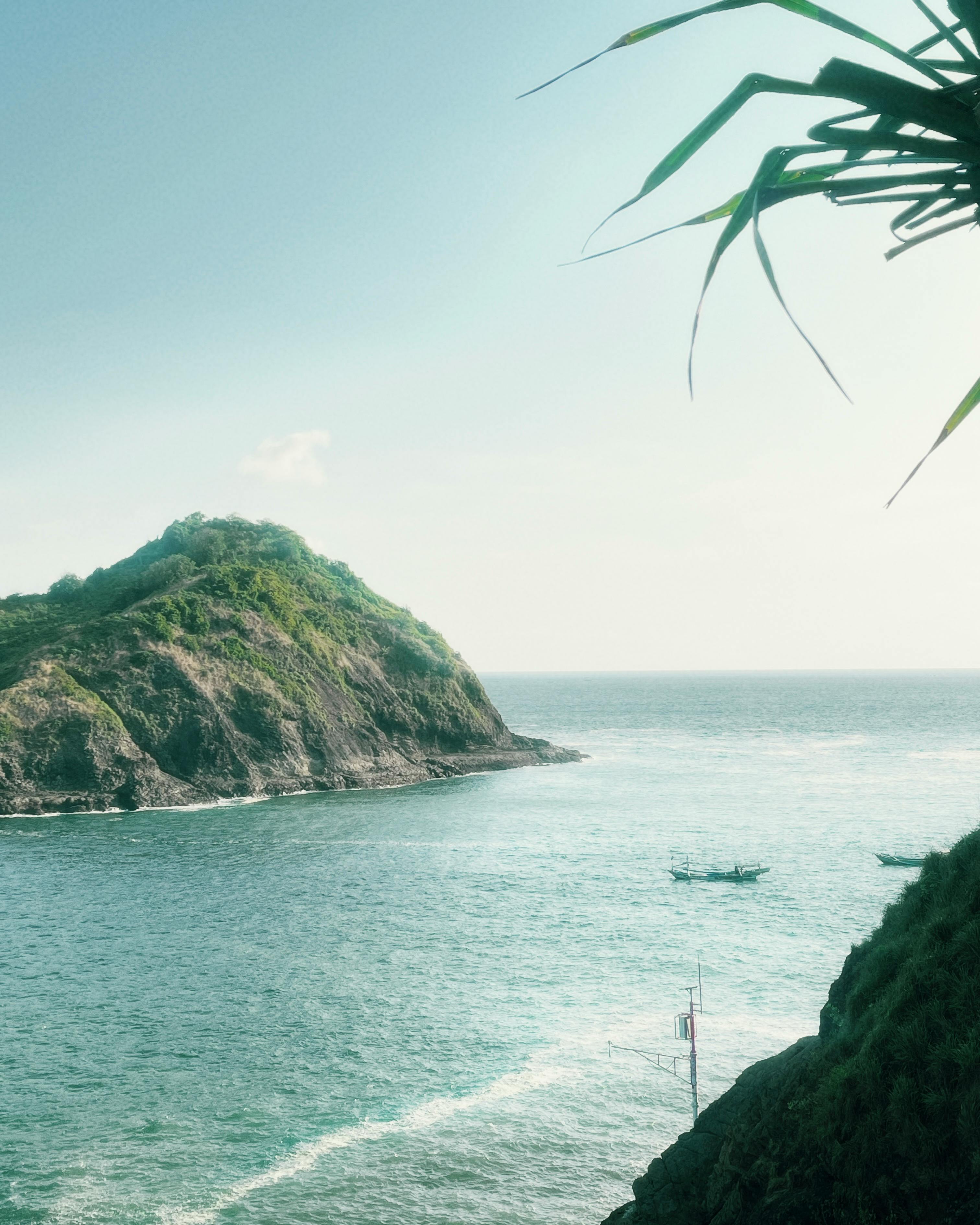 Gratis Scena tranquilla dell'oceano con l'isola lussureggiante di Jawa Timur, Indonesia. Foto a disposizione