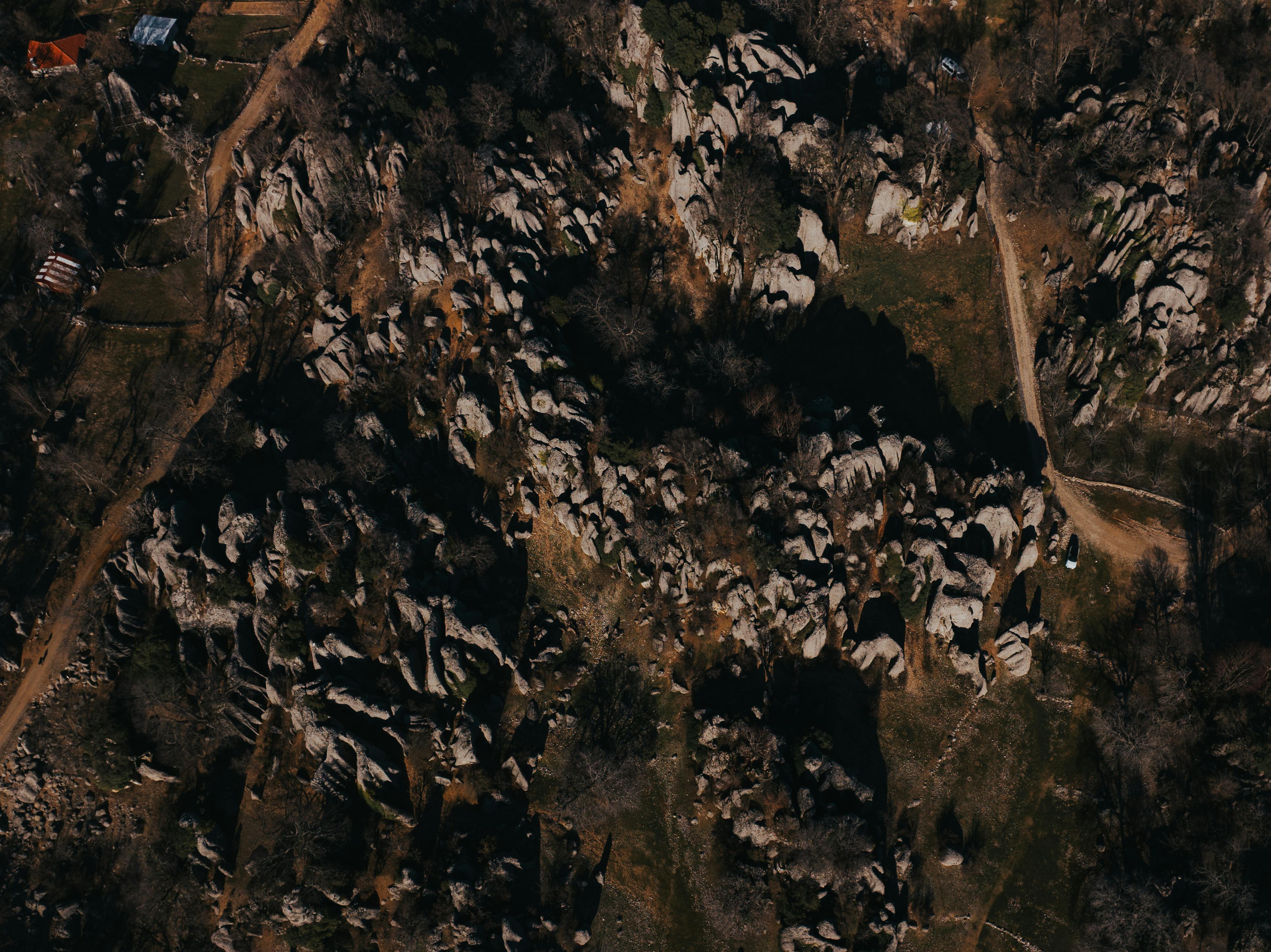 bezplatná Letecký snímek drsné skalnaté krajiny a řídké vegetace v Turecku. Základová fotografie