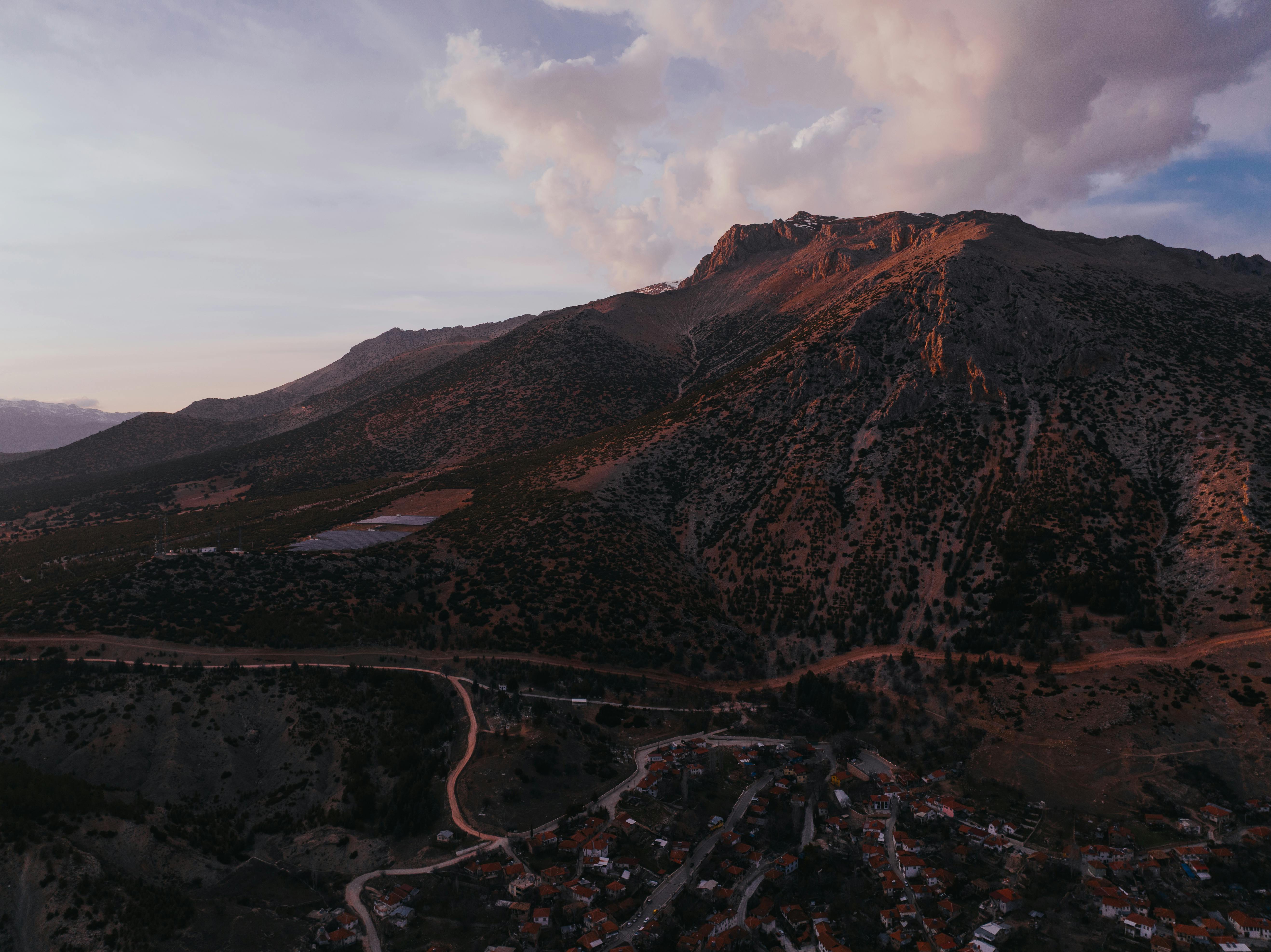 Gratis Una vista aerea mozzafiato del monte Akdağ in Turchia, immortalata al tramonto con colori vibranti. Foto a disposizione