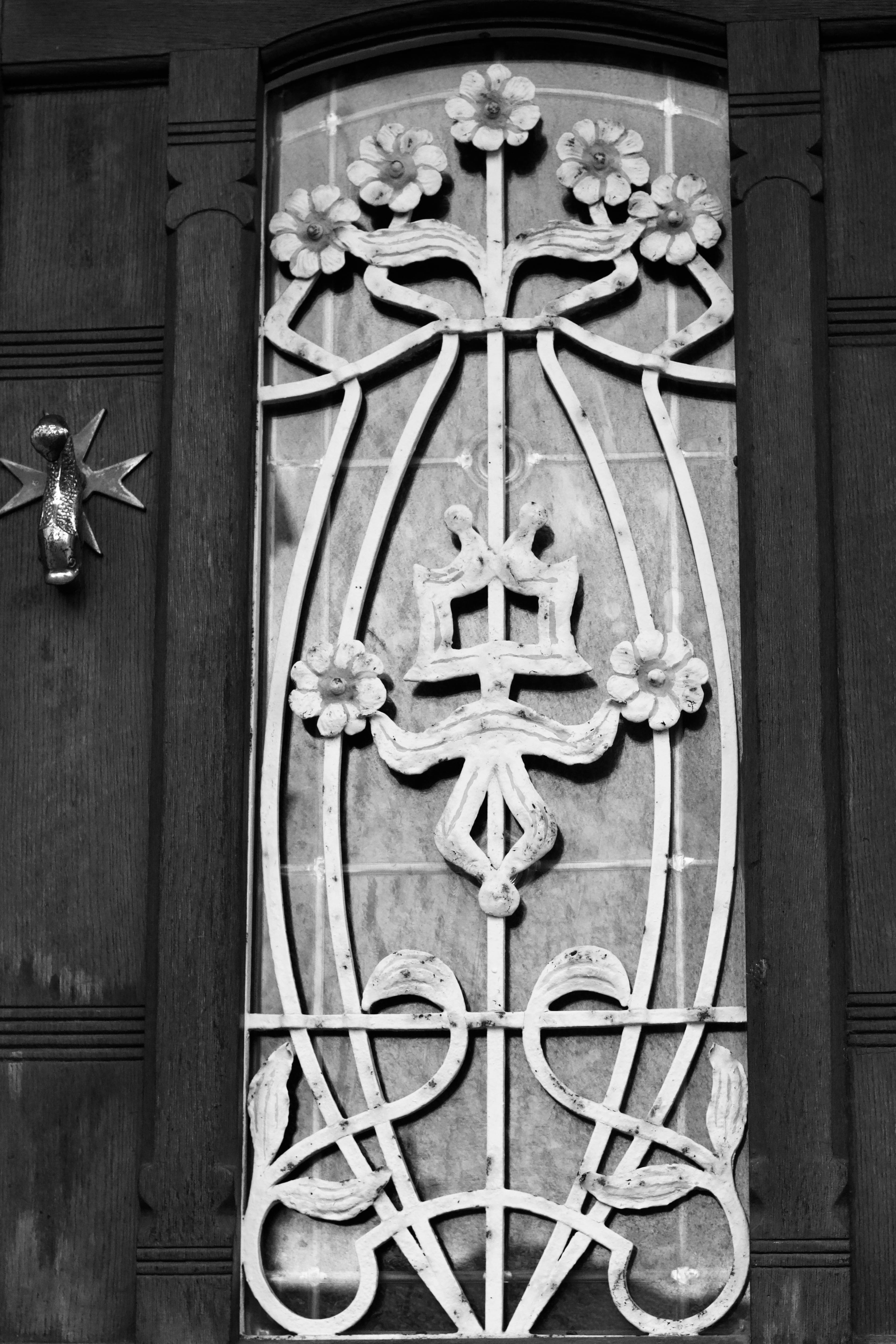 Gratuit Photo en noir et blanc d'une ferronnerie décorative complexe à motifs floraux. Photos