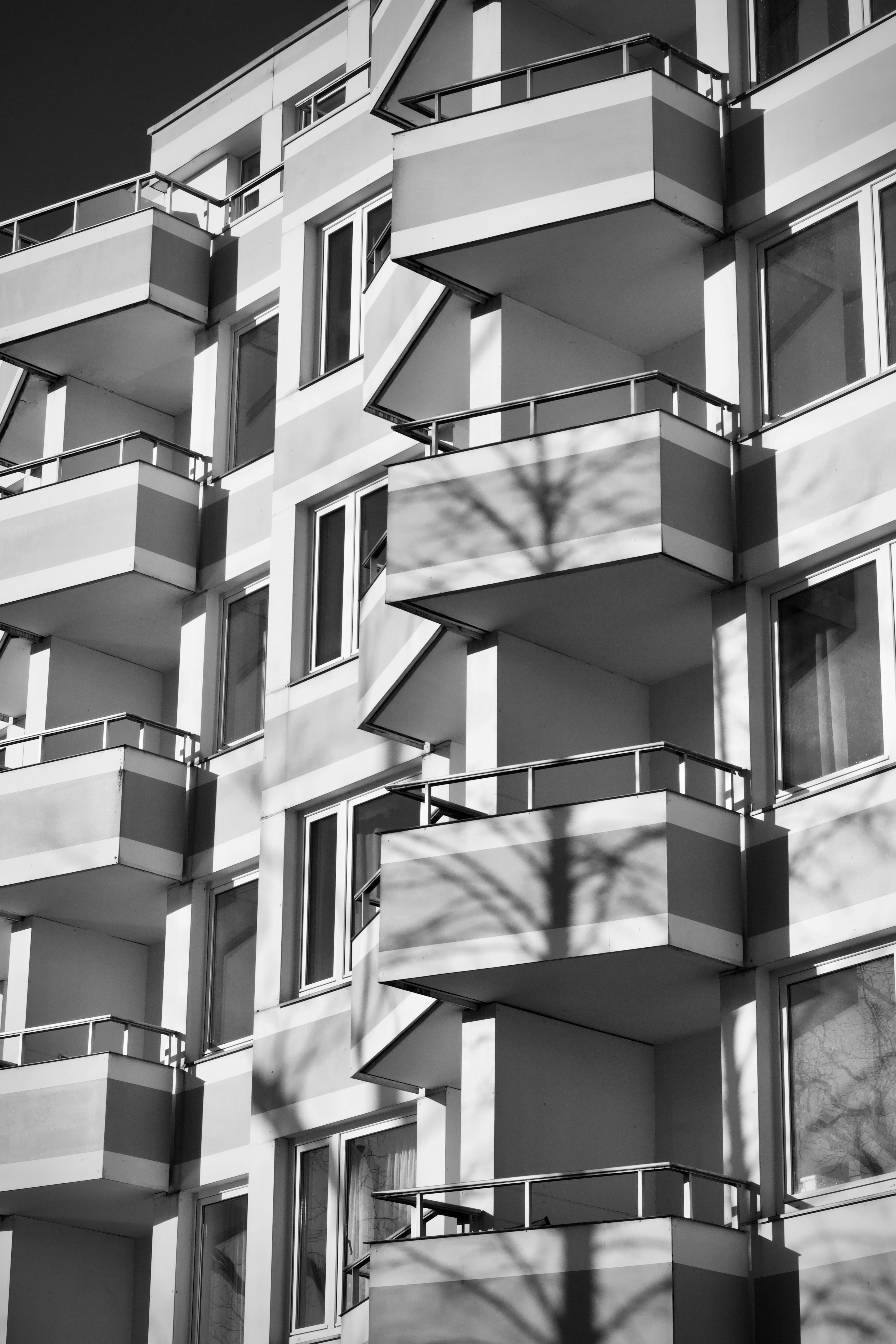 De franc Elegant foto en blanc i negre d'un edifici d'apartaments modern amb balcons. Foto d'estoc