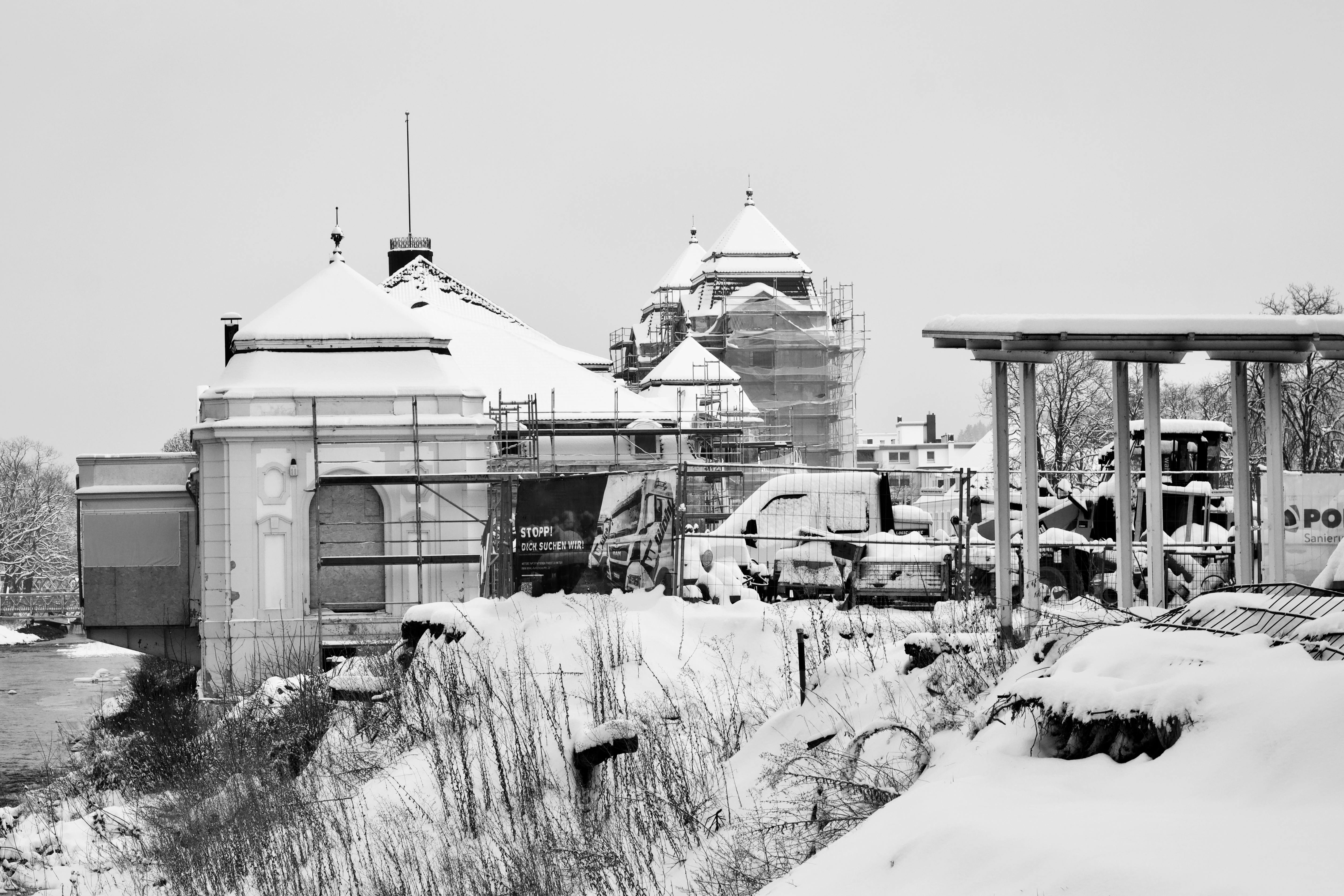 De franc Imatge en blanc i negre d'una obra coberta de neu amb un edifici històric. Foto d'estoc