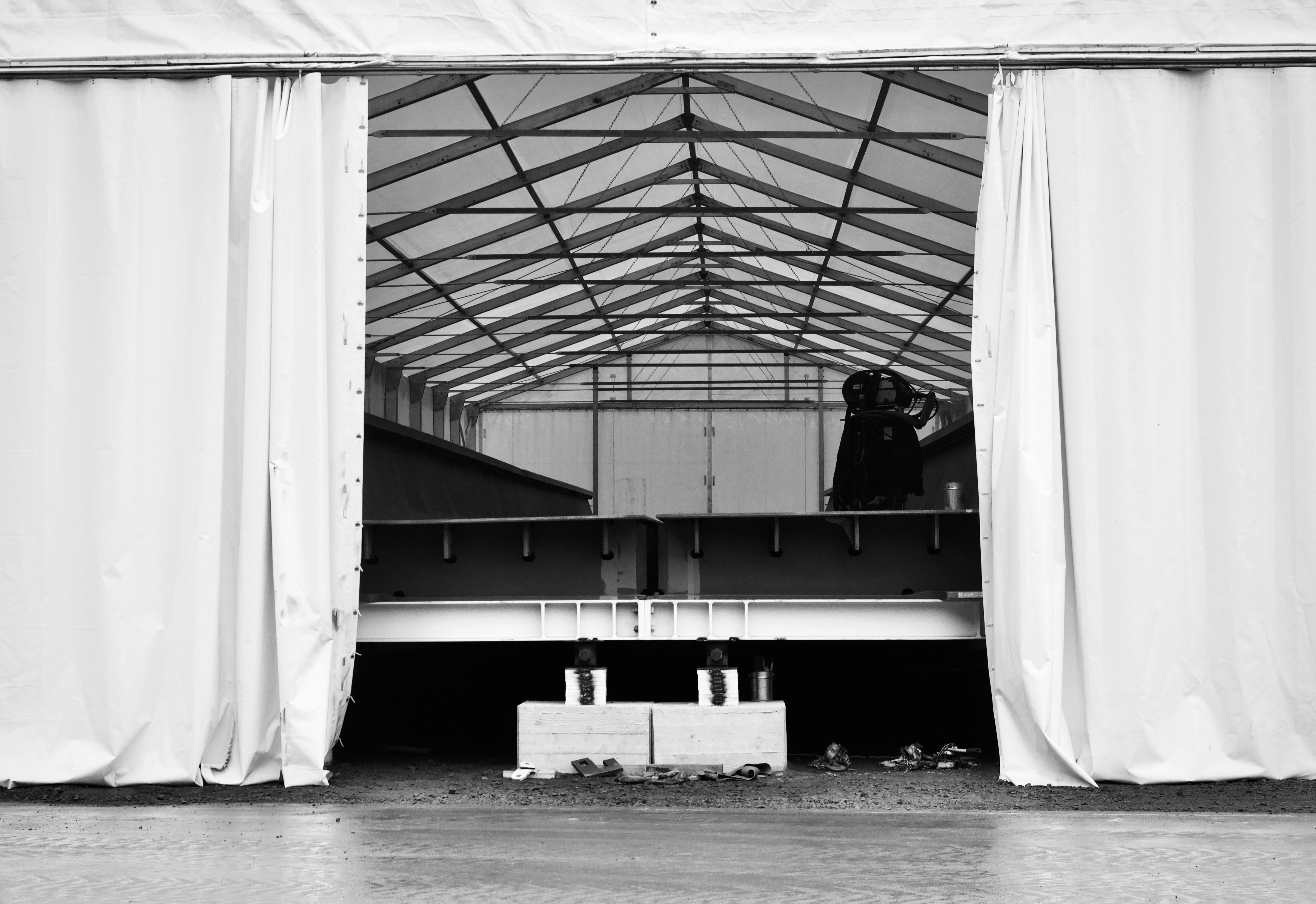 Gratuit Fotografie alb-negru care surprinde interiorul unui cort industrial cu structură geometrică. Fotografie de stoc